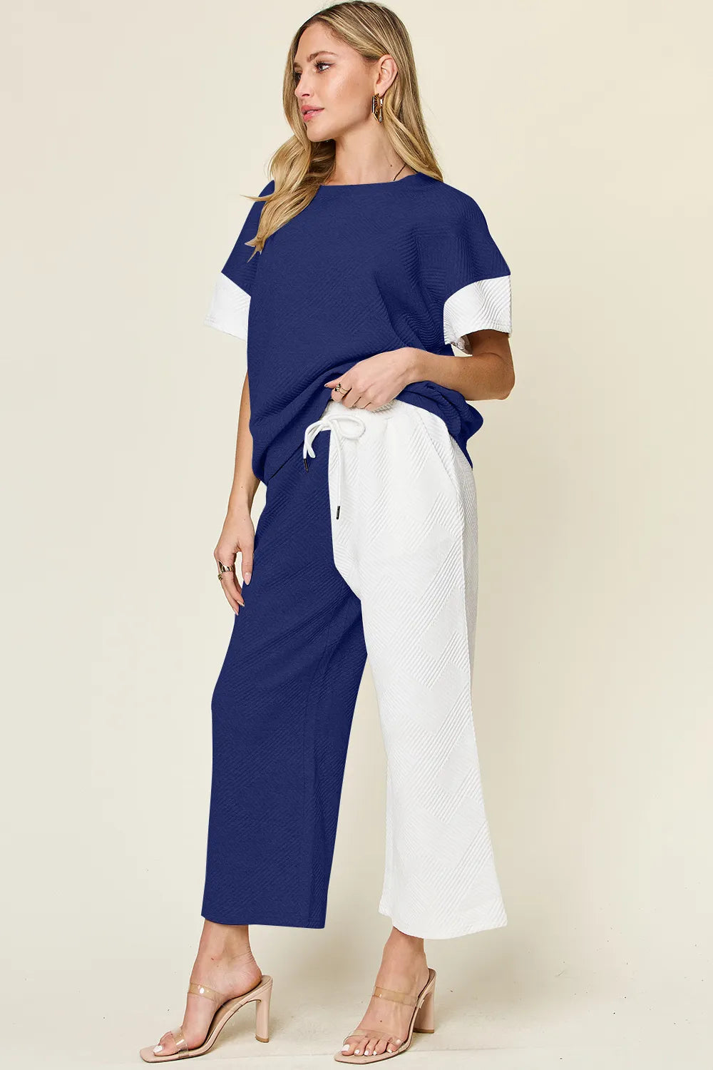 Hem detail of the wide leg pants