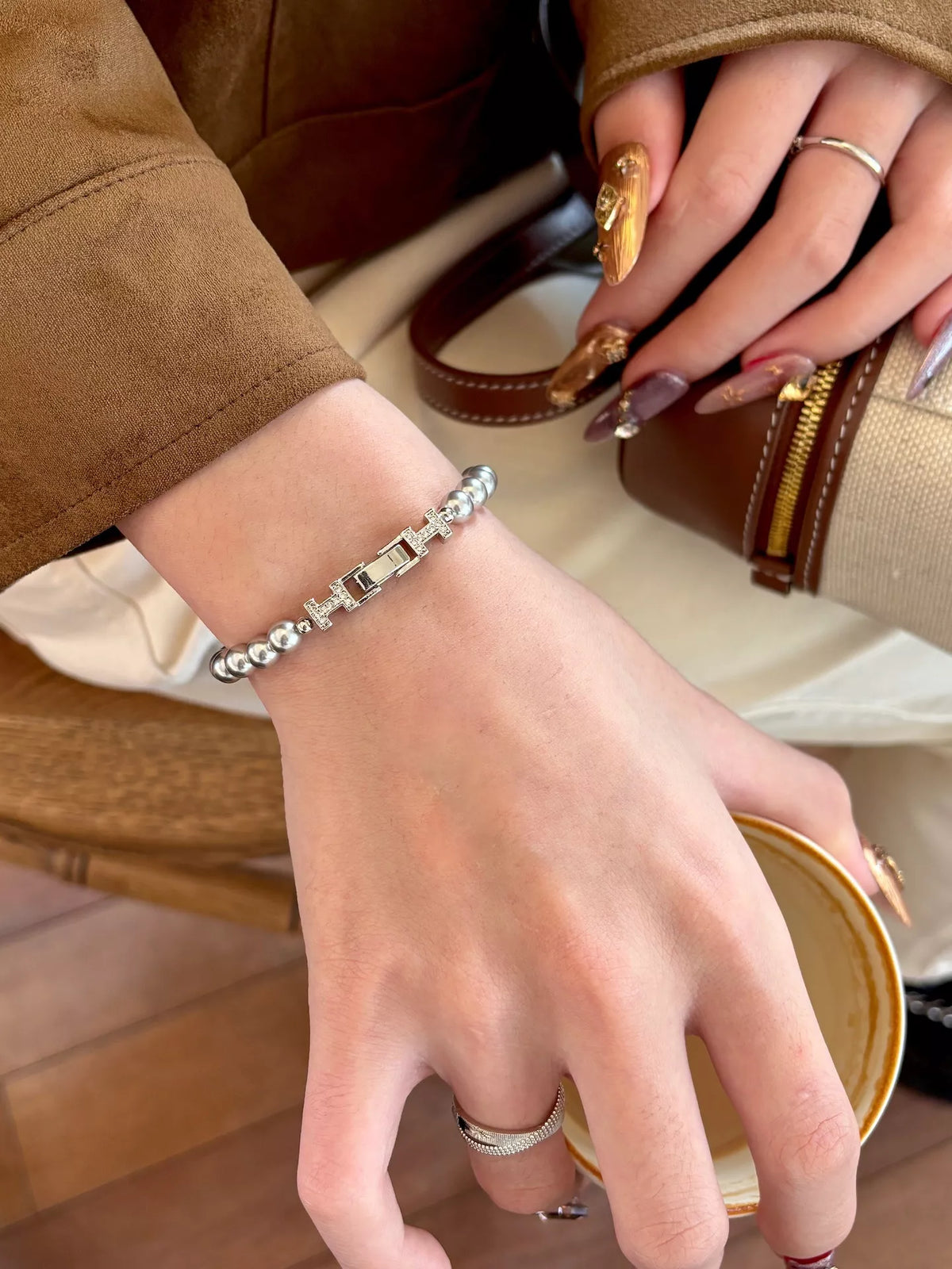 Pearl double H buckle bracelet gold close up