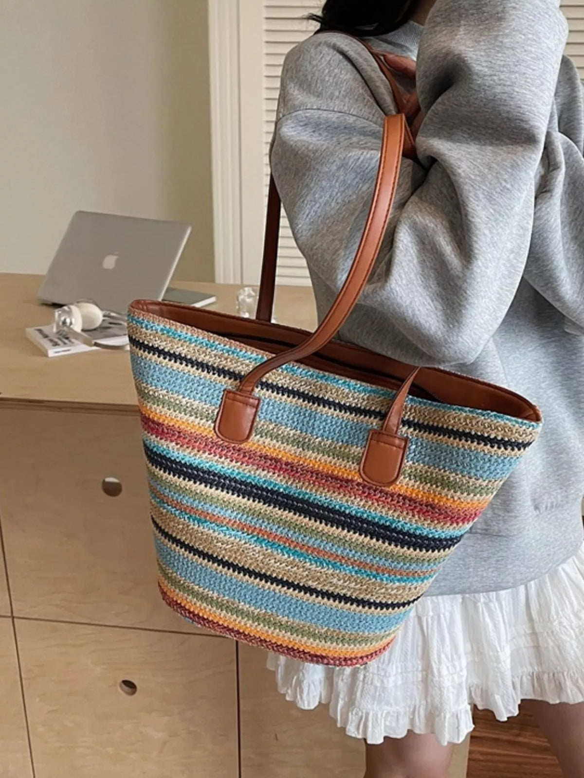 Straw shoulder bag back view