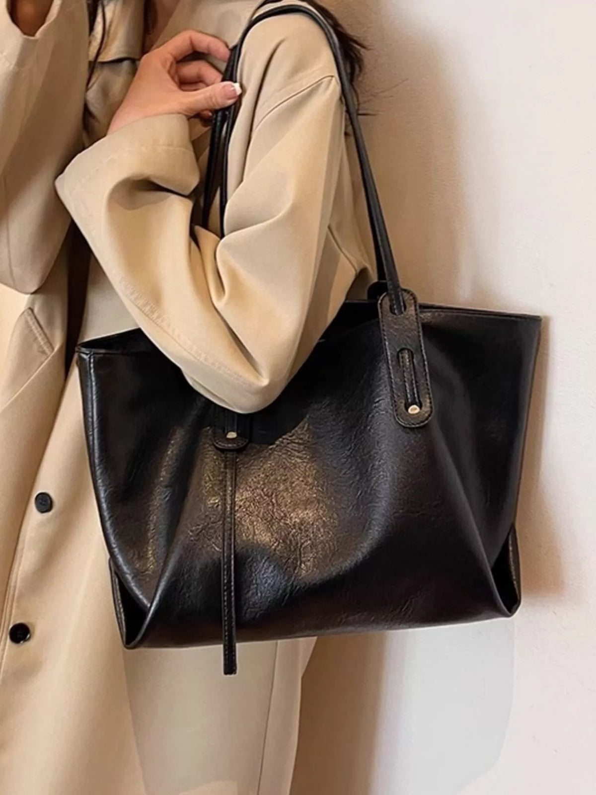 Model carrying large shoulder bag