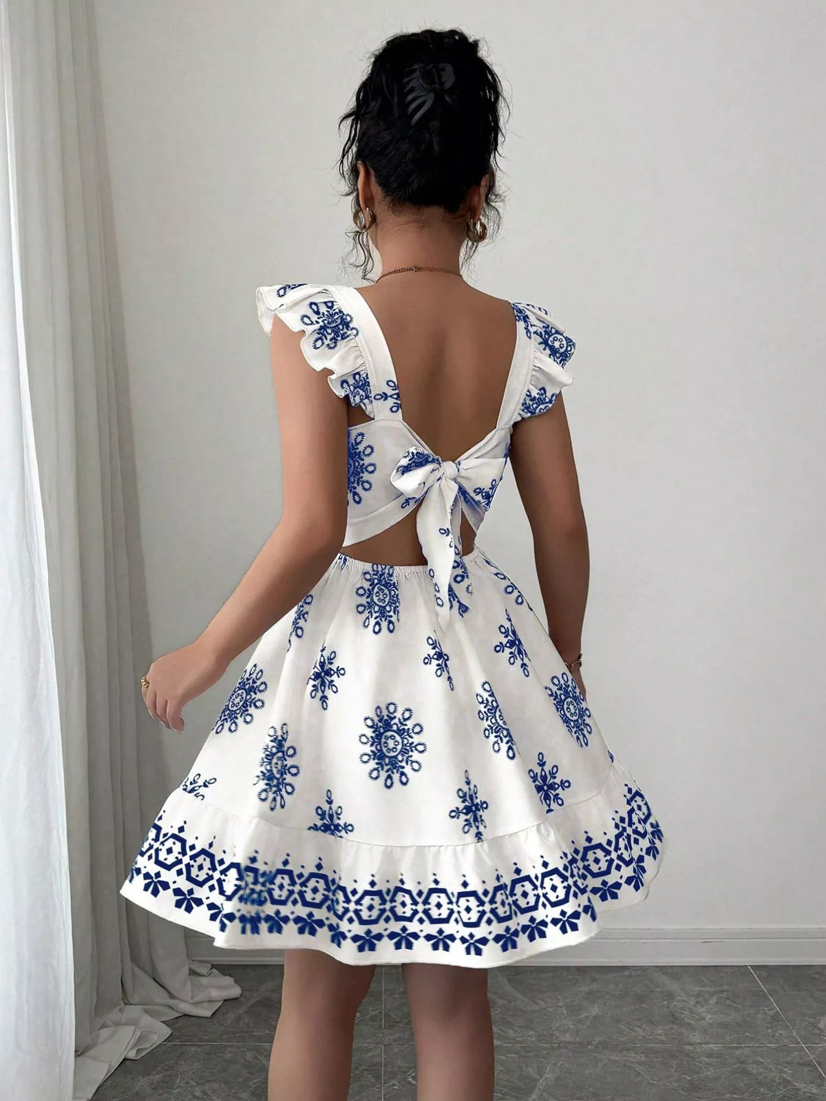 Second colorway back view with the bow tied