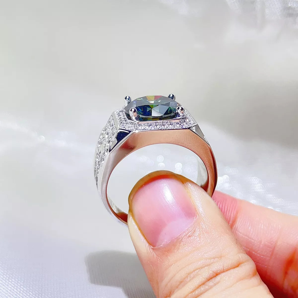 Green moissanite stone detail on the sterling silver ring