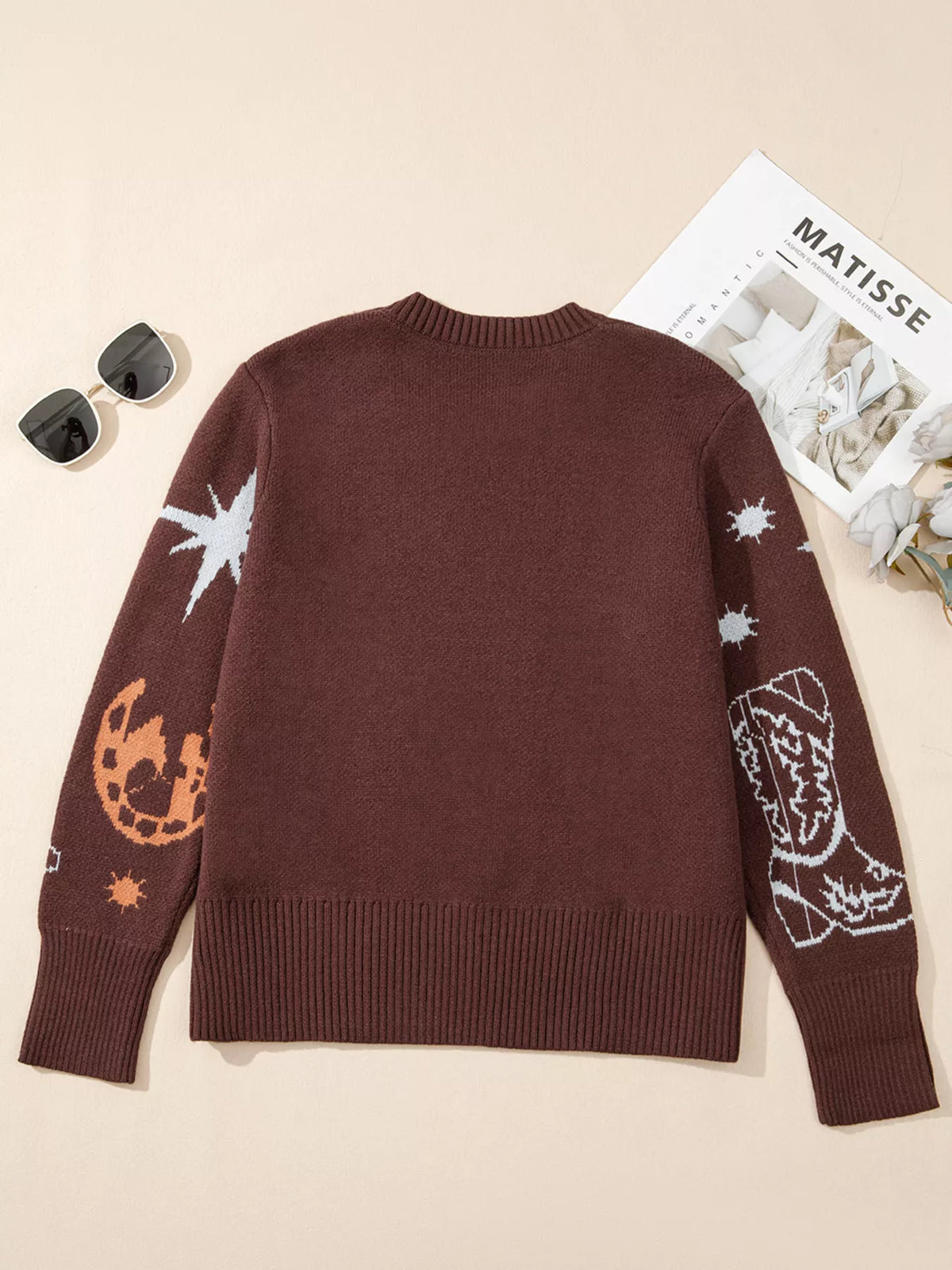 Round neck knit sweater sleeve detail