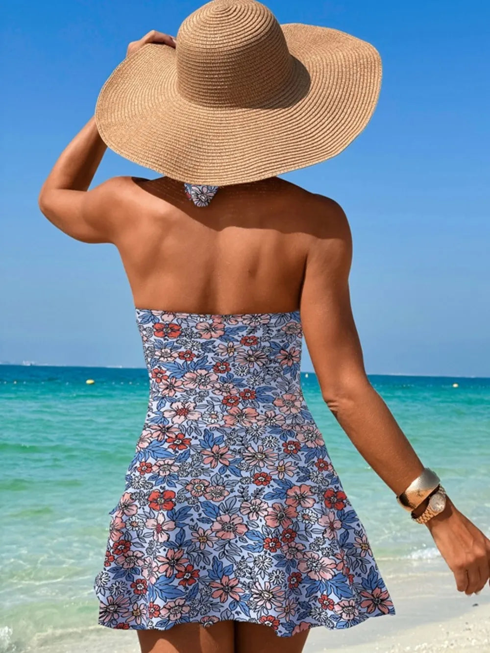 Halter neck printed swimsuit detail