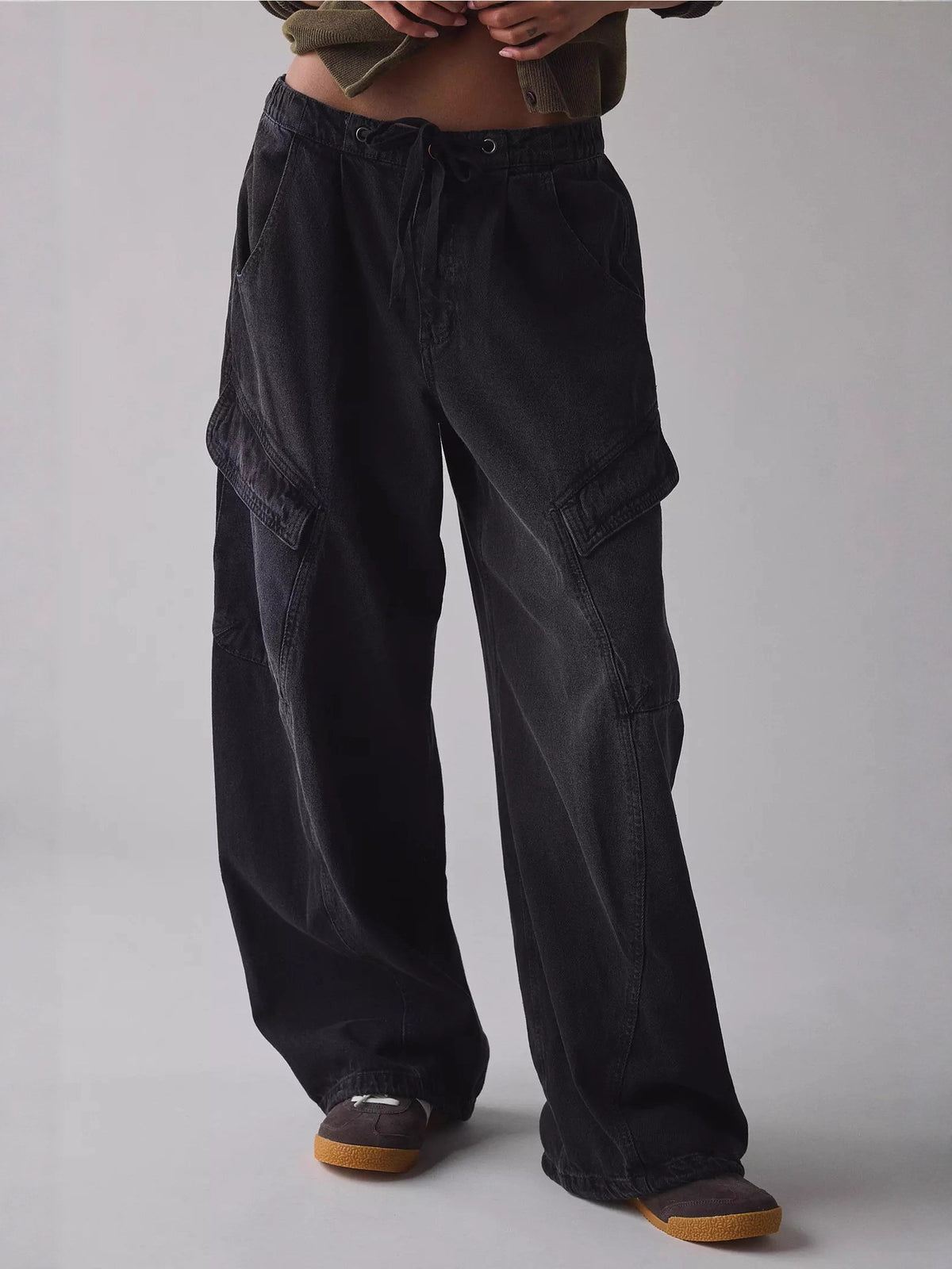 Dusty blue cargo jeans styling