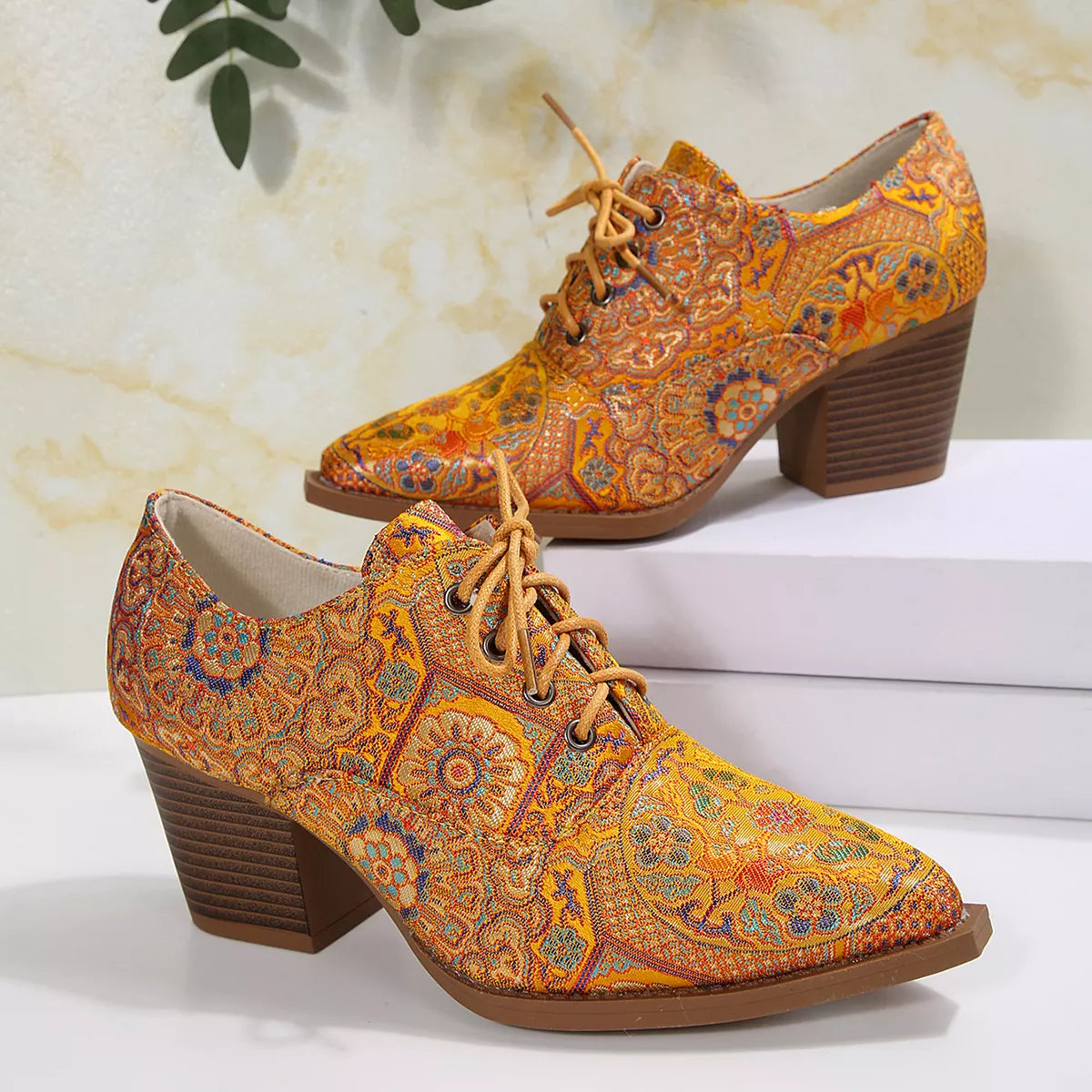 Point toe ankle boots platform base detail