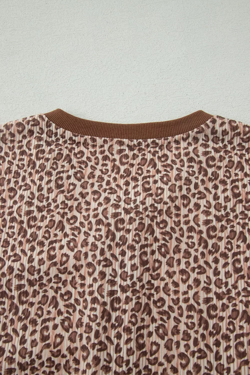 Elastic waist leopard shorts detail