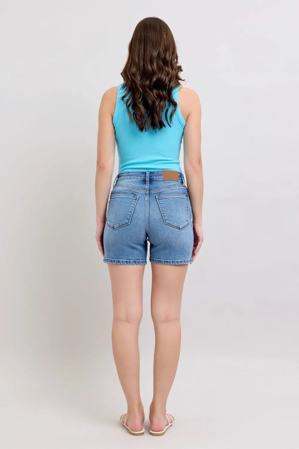 Hem detail of the denim shorts