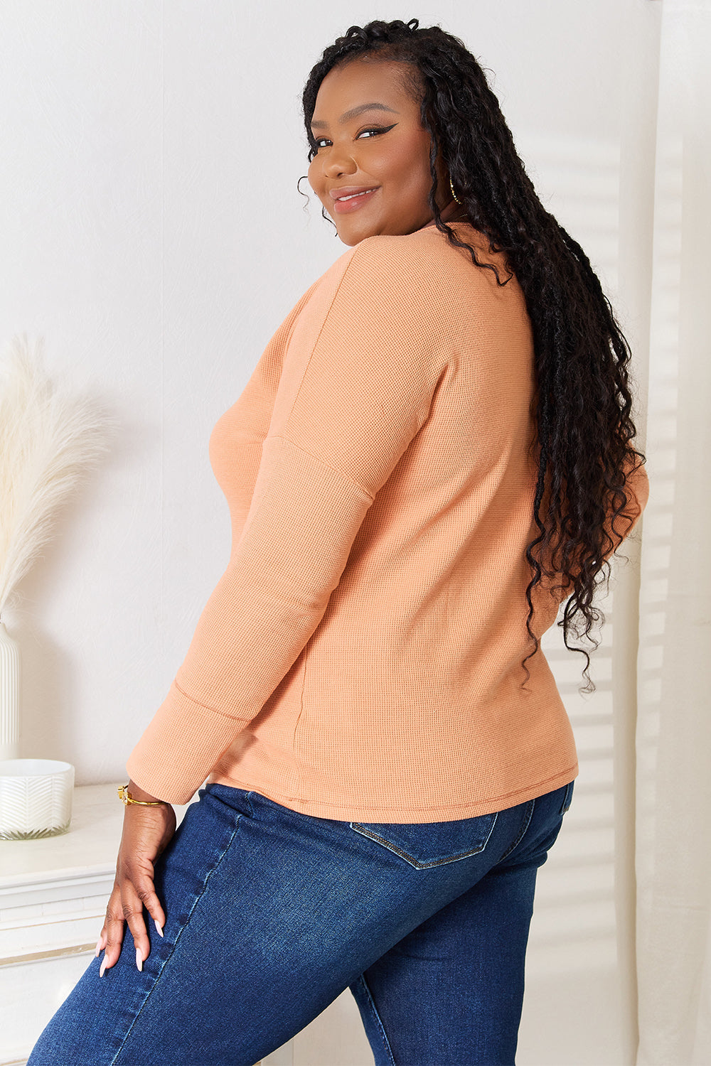 Detail of the sleeve cuff on the top