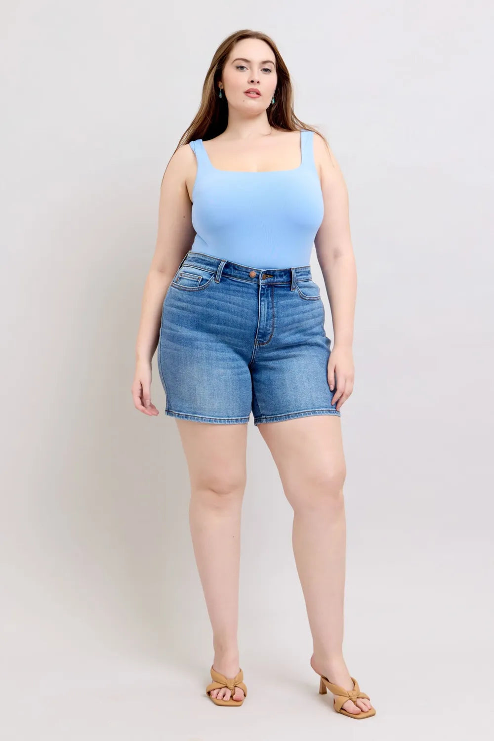 Waistband detail of the stretch denim shorts