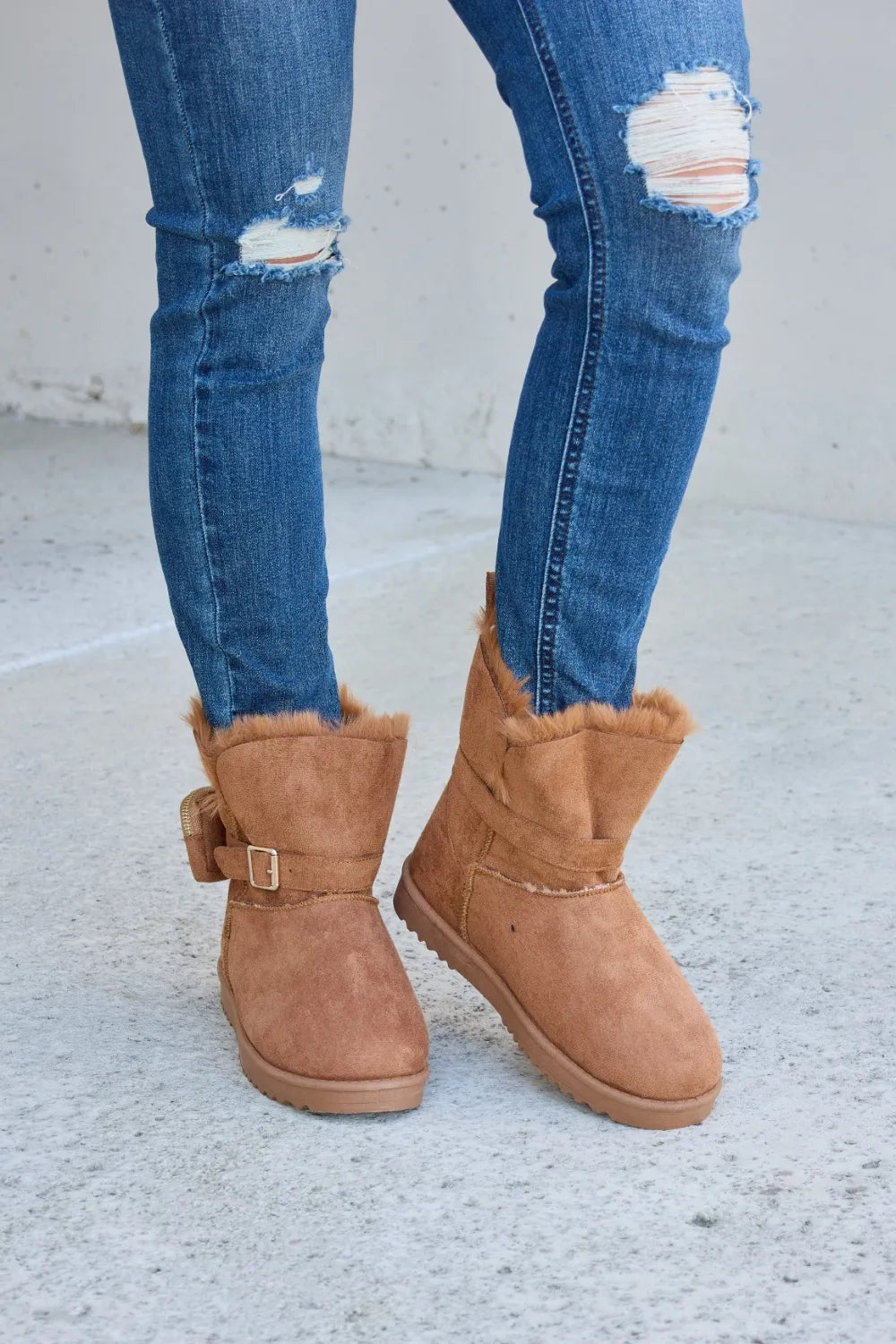 Plush thermal flat boots front view