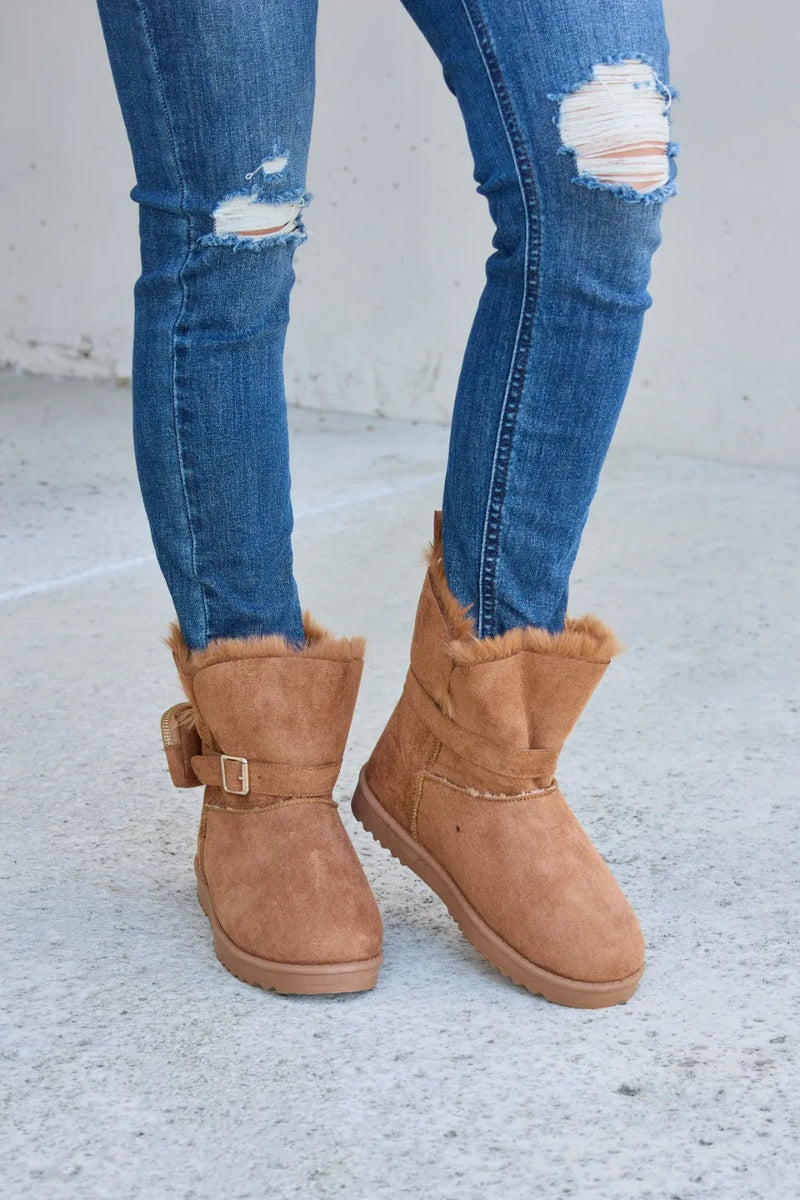 Plush thermal flat boots front view