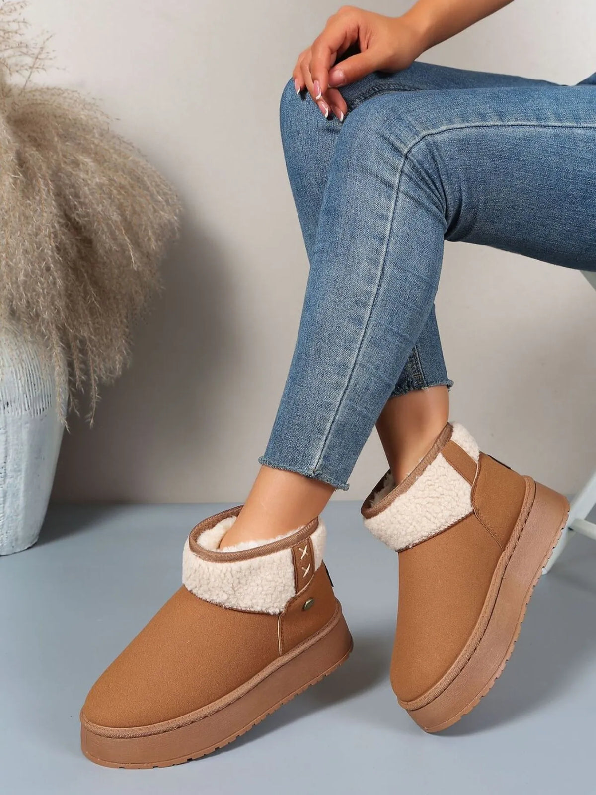 Sherpa lined platform winter boots heel and sole detail