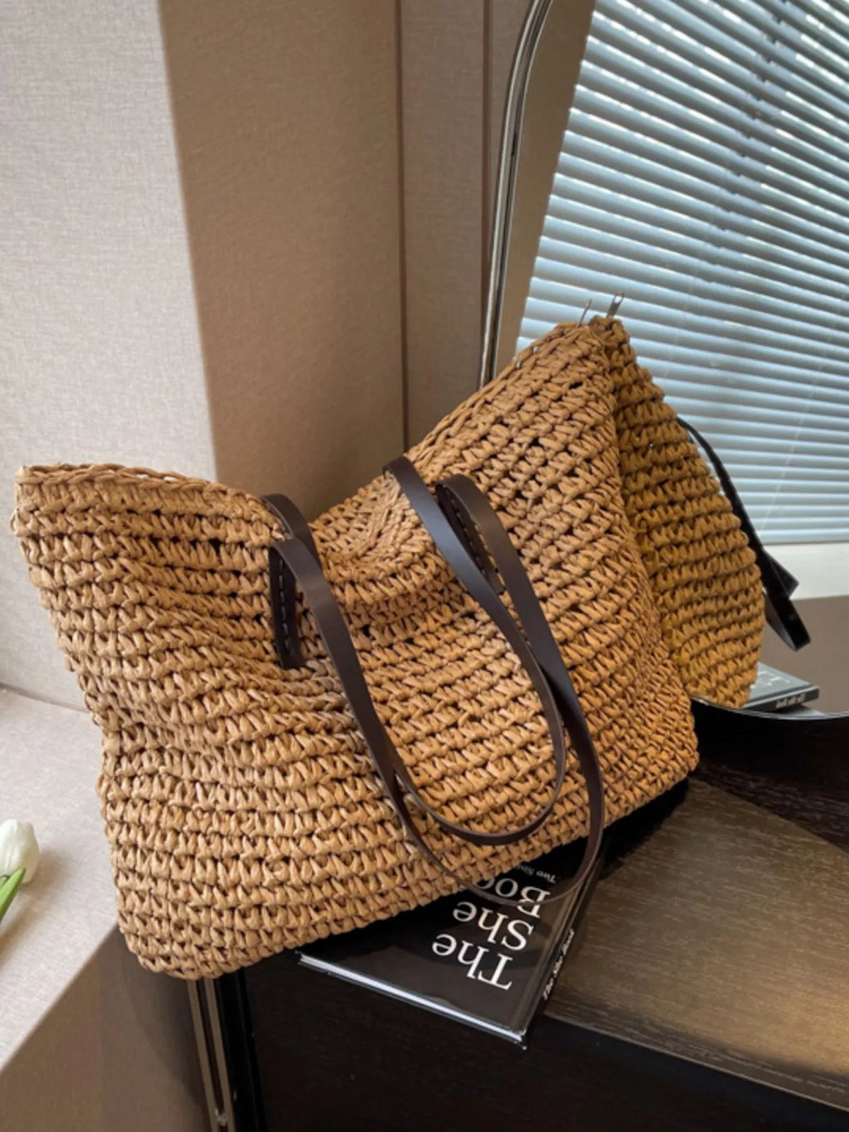 Straw shoulder bag in brown