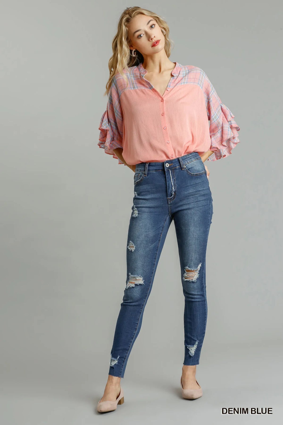Knee rip distressed detail on skinny jeans