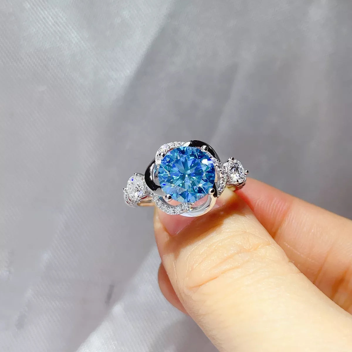 Blue moissanite stone detail on the silver ring