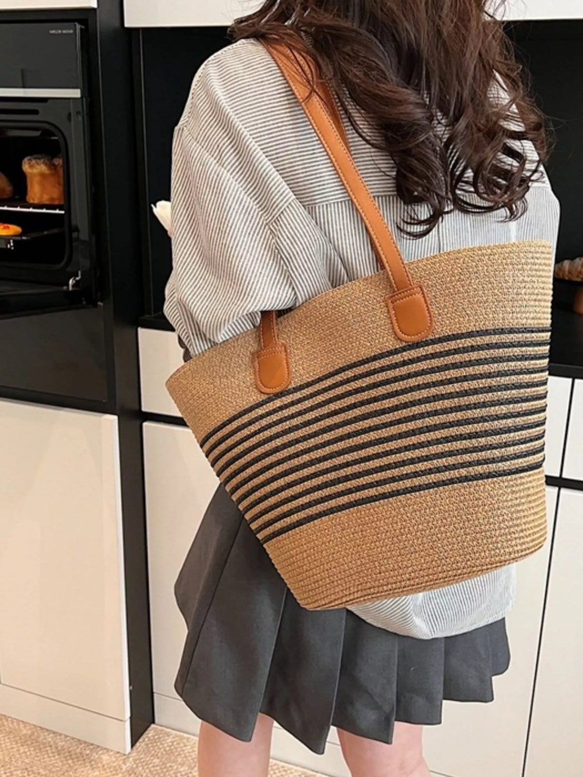 Straw shoulder bag strap detail