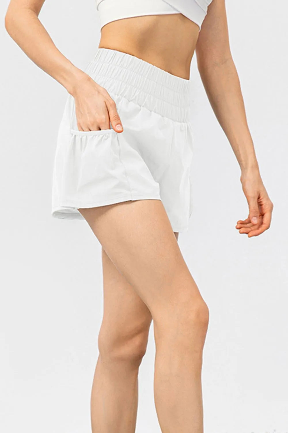 Elastic waist pocketed active shorts hem detail