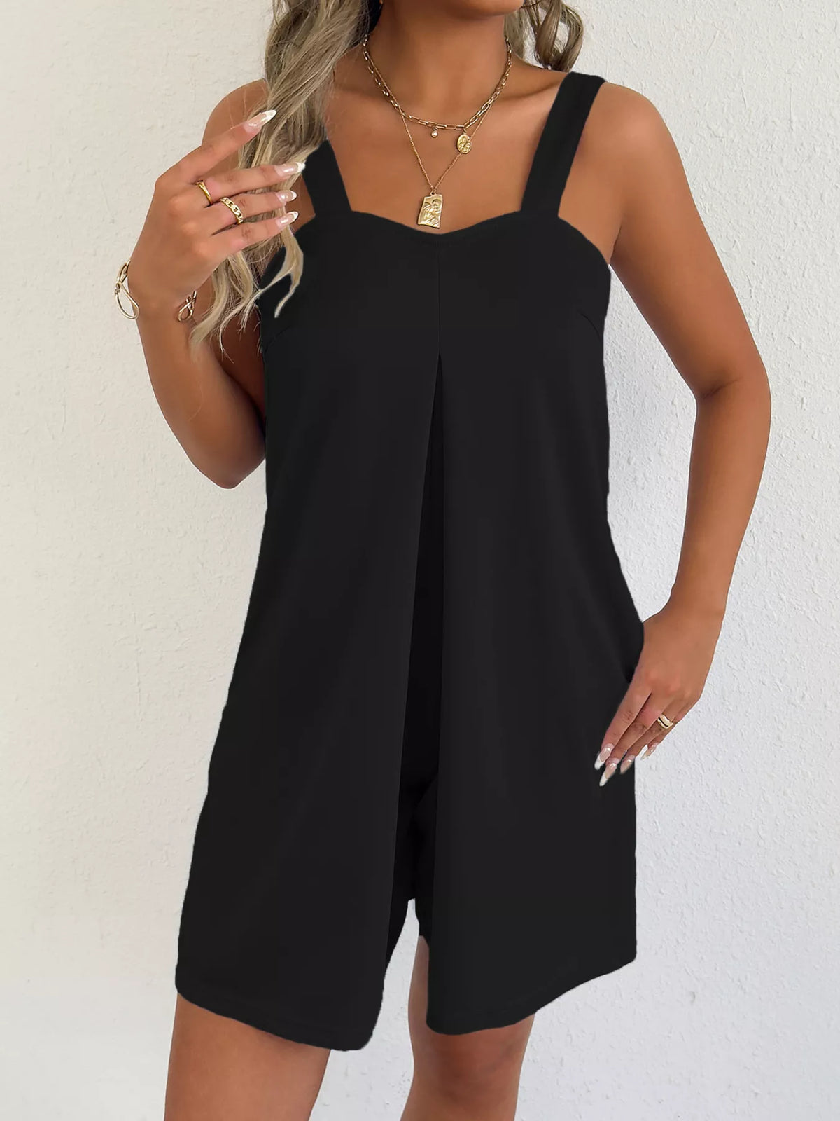 Detail of the wide shoulder straps
