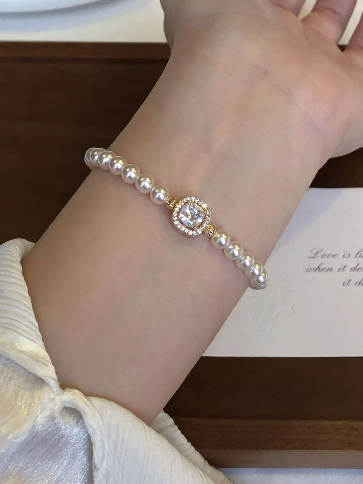 gold plated pearl bracelet detail view
