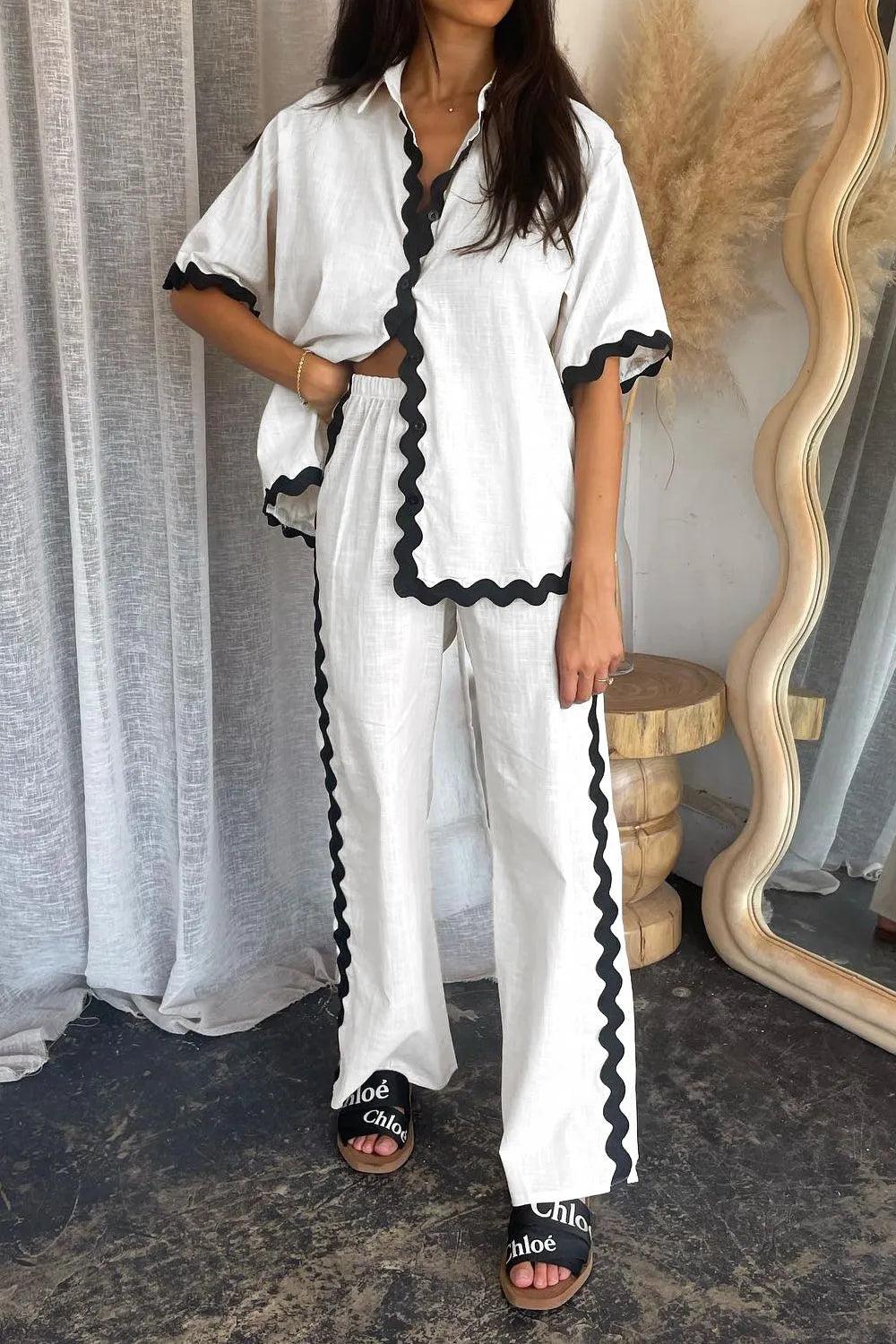 Contrast trim pants set detail