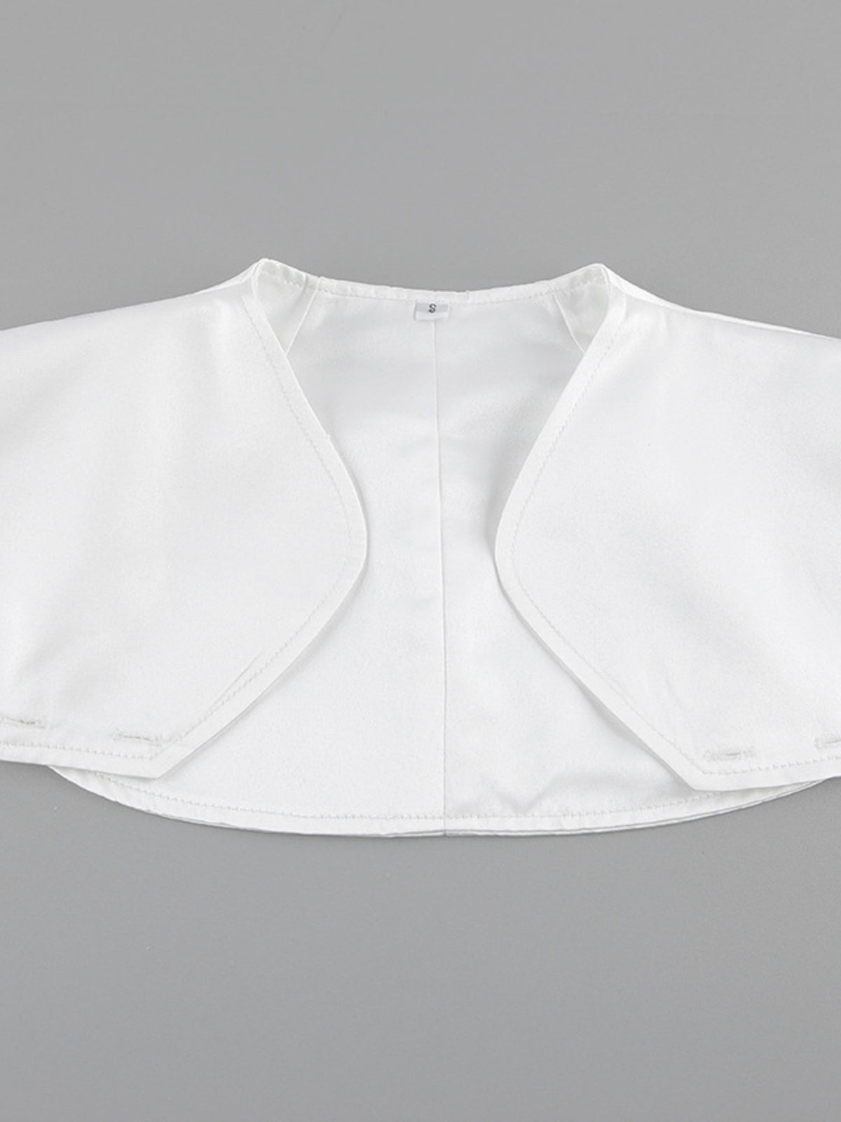 White lace skirt movement detail