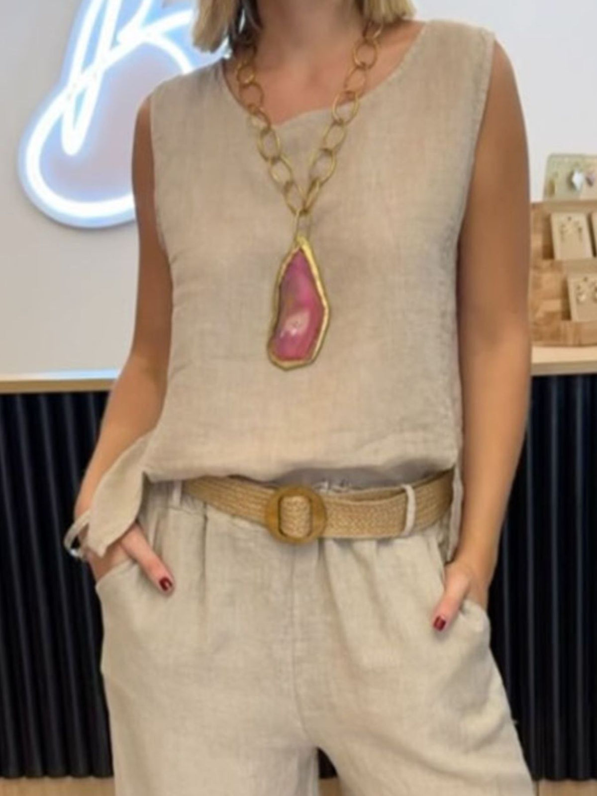 Round neck tank set outfit detail