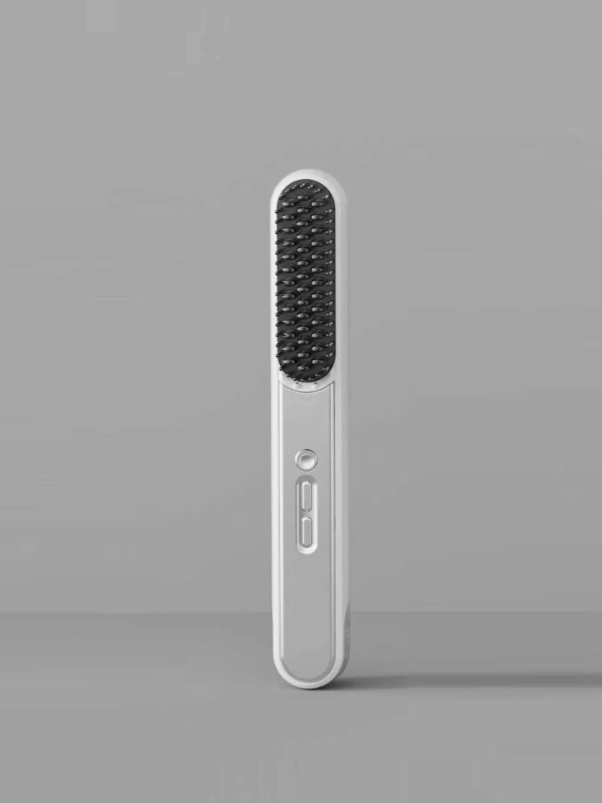 Straightening comb held in hand