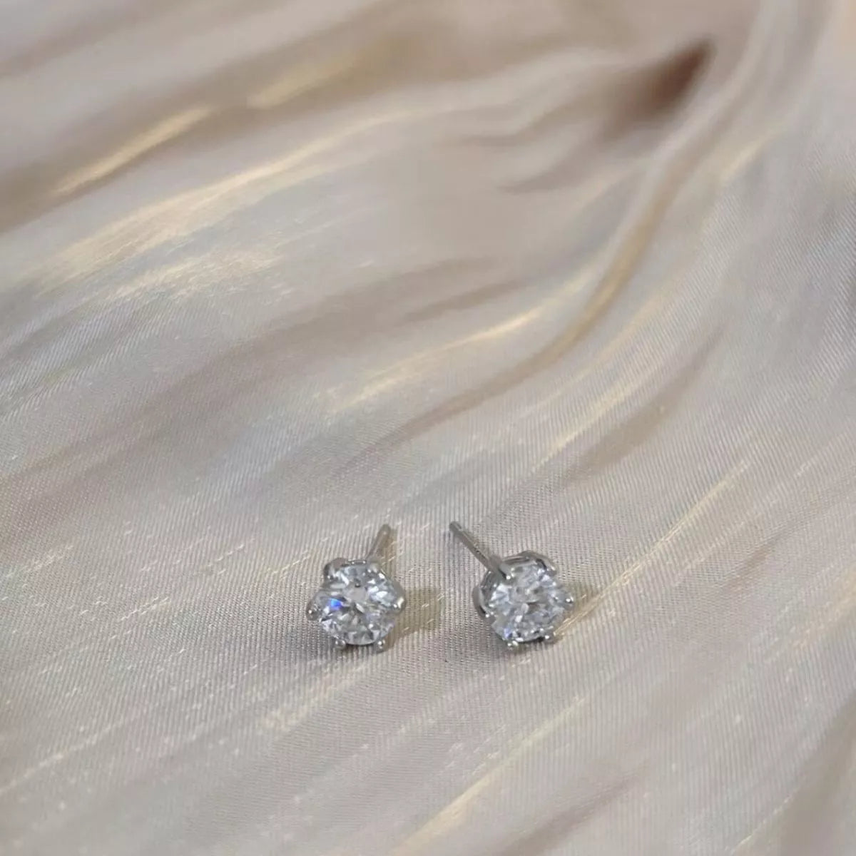Detail of the silver stud setting and post