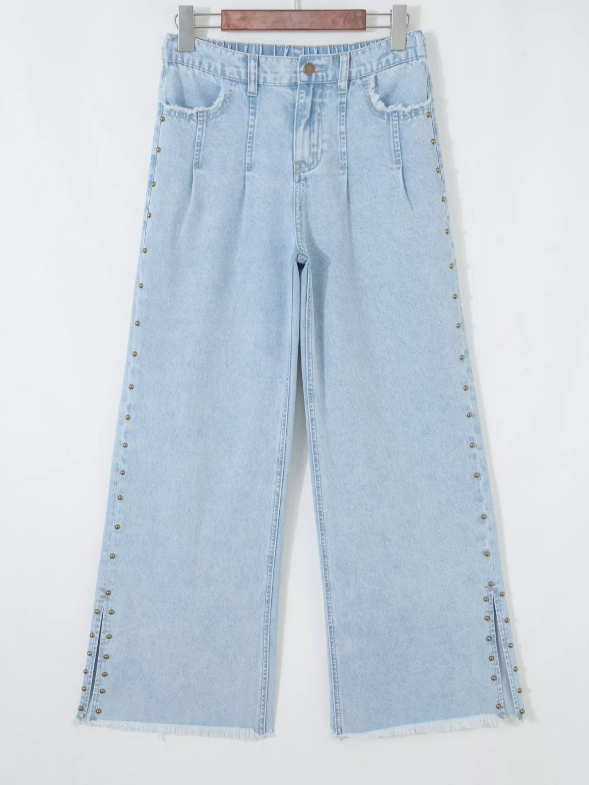 Frayed raw hem denim detail