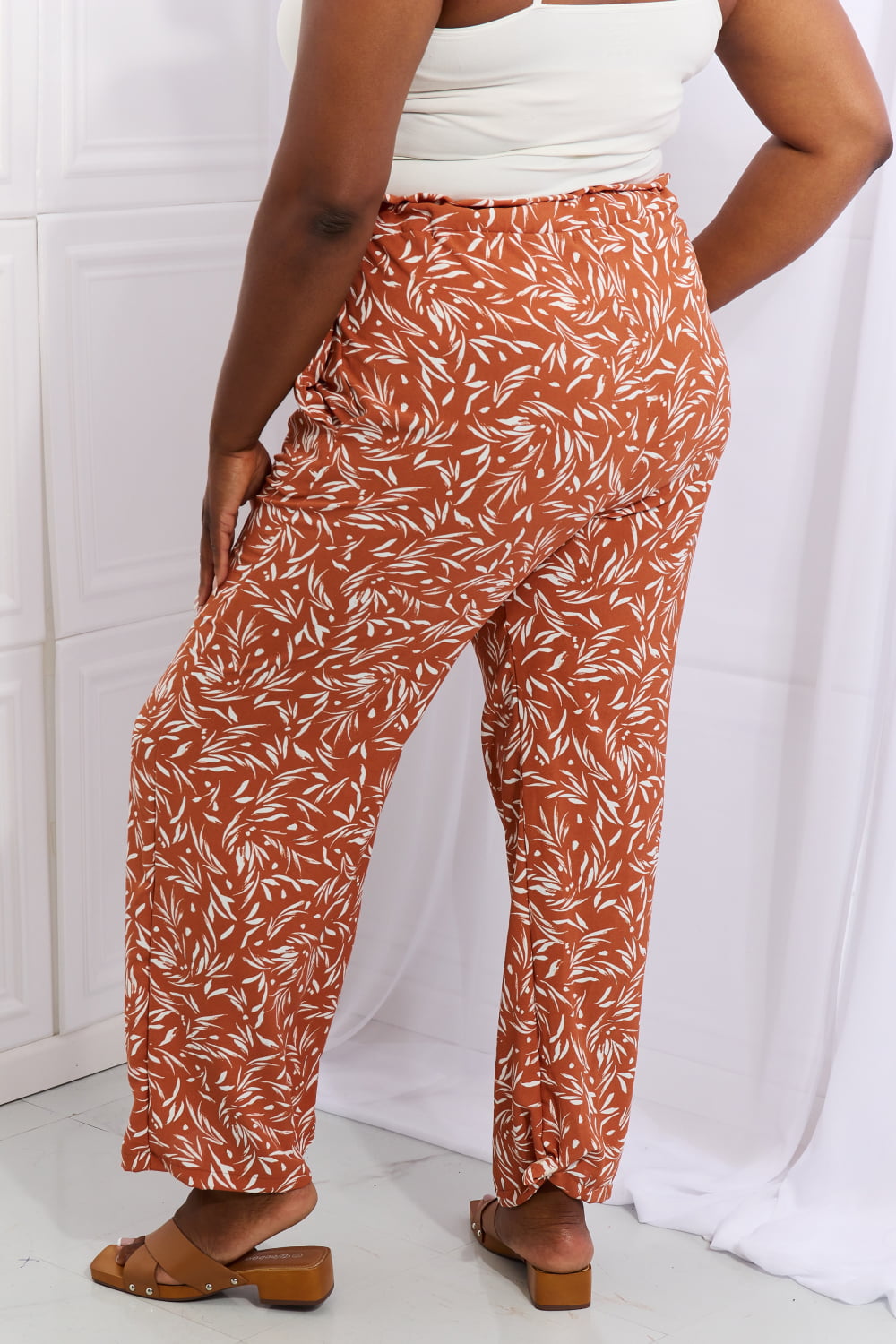 Close up of the side pocket on the printed pants