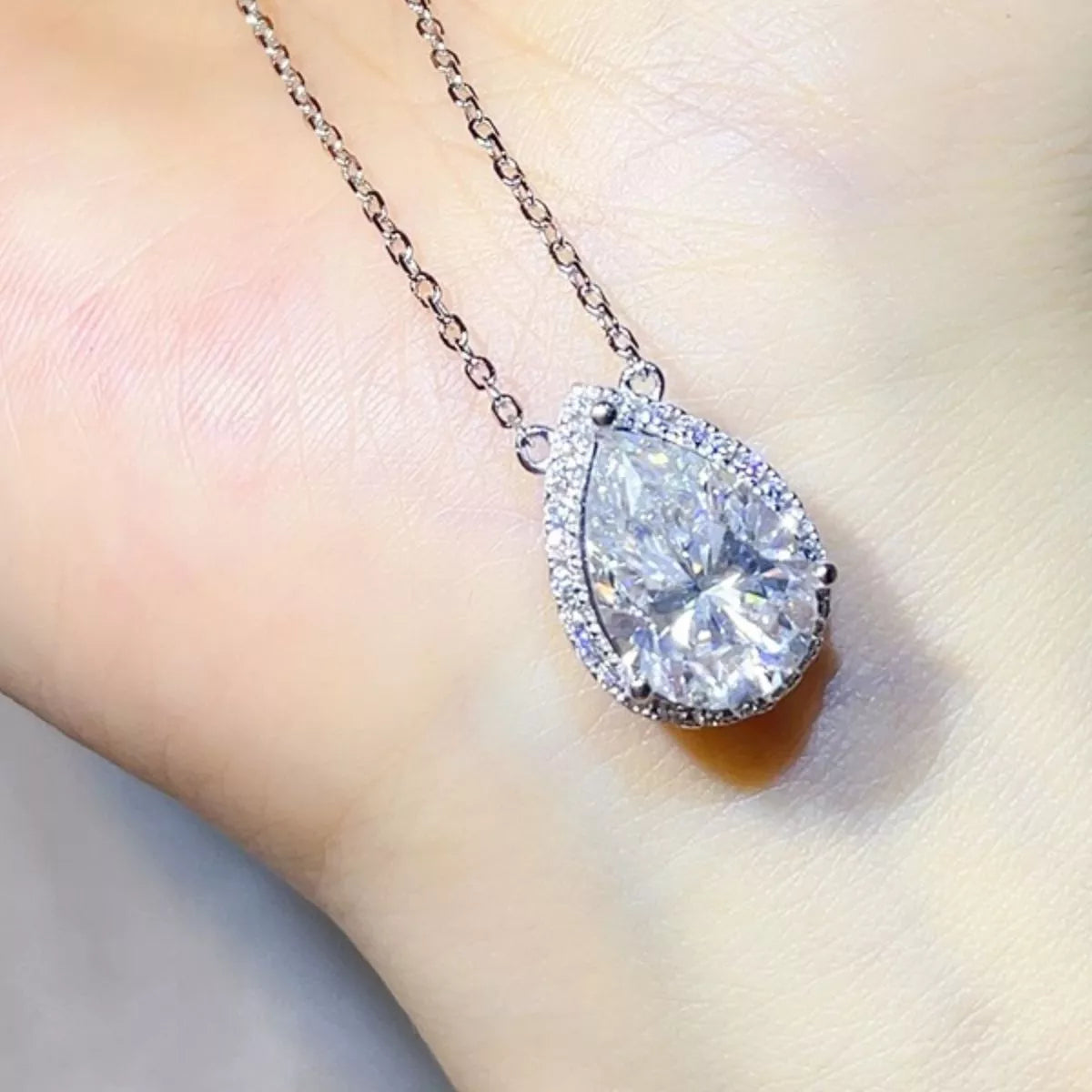 Sterling silver chain and clasp on the pendant necklace