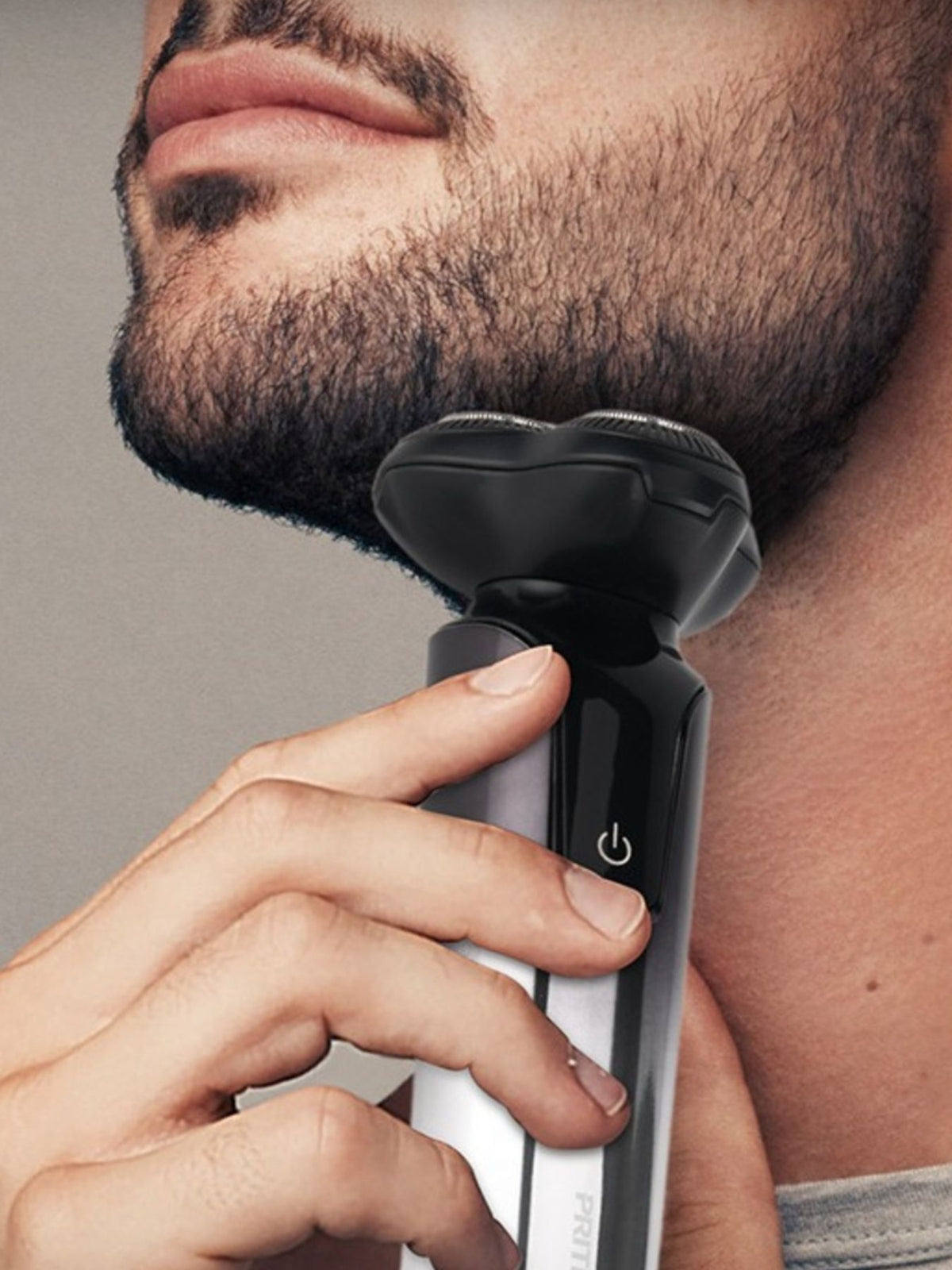 Rotary shaver held in hand