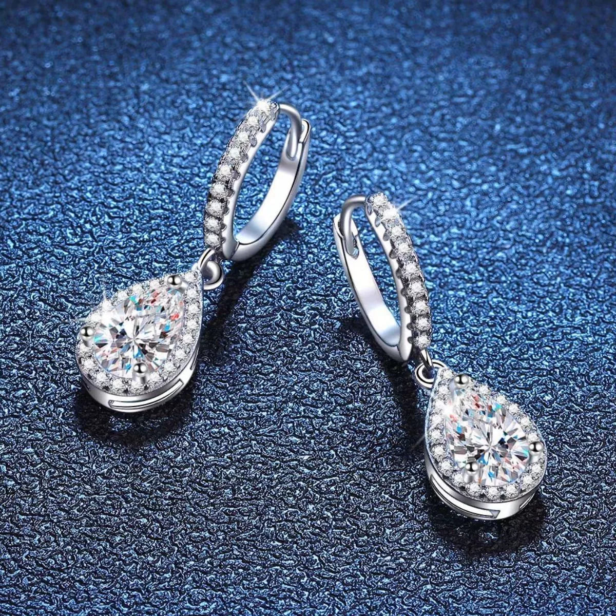 Close view of the moissanite teardrop stone
