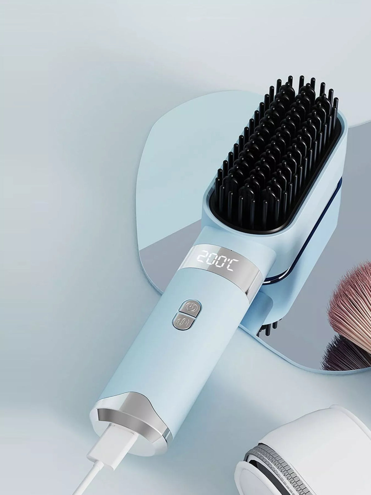 Straightening comb held in hand