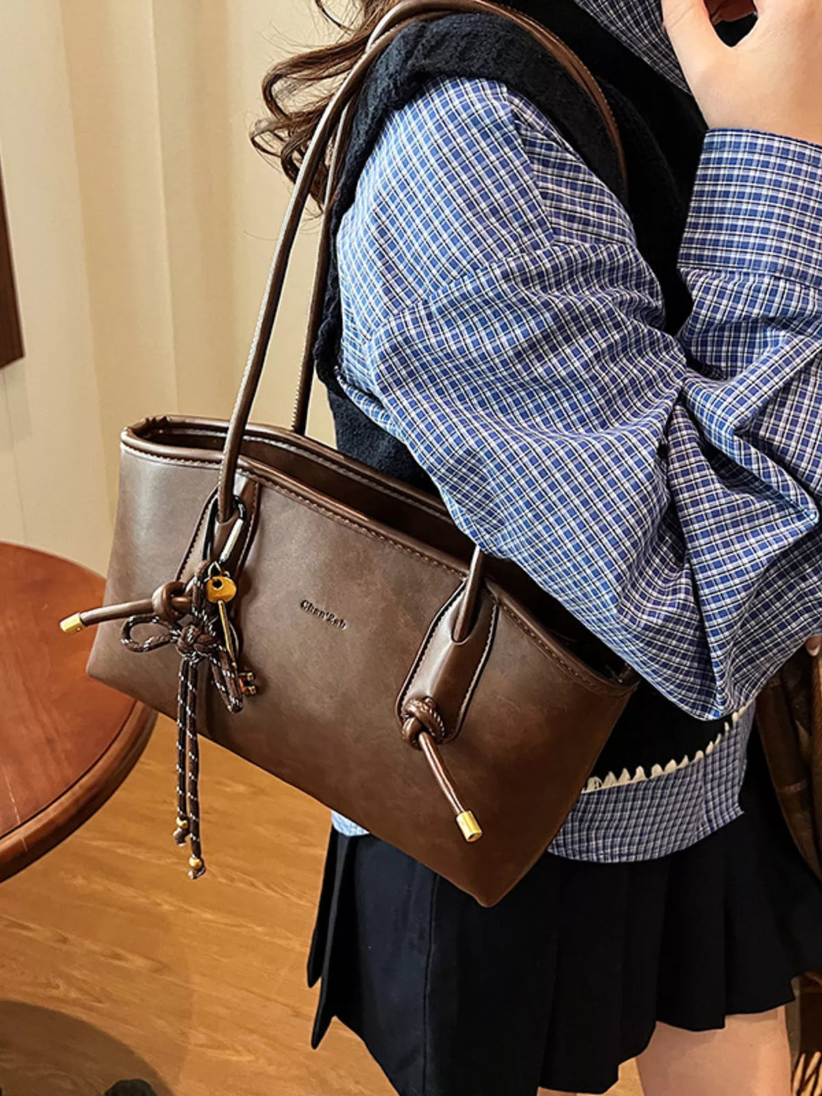 Leather shoulder bag interior view