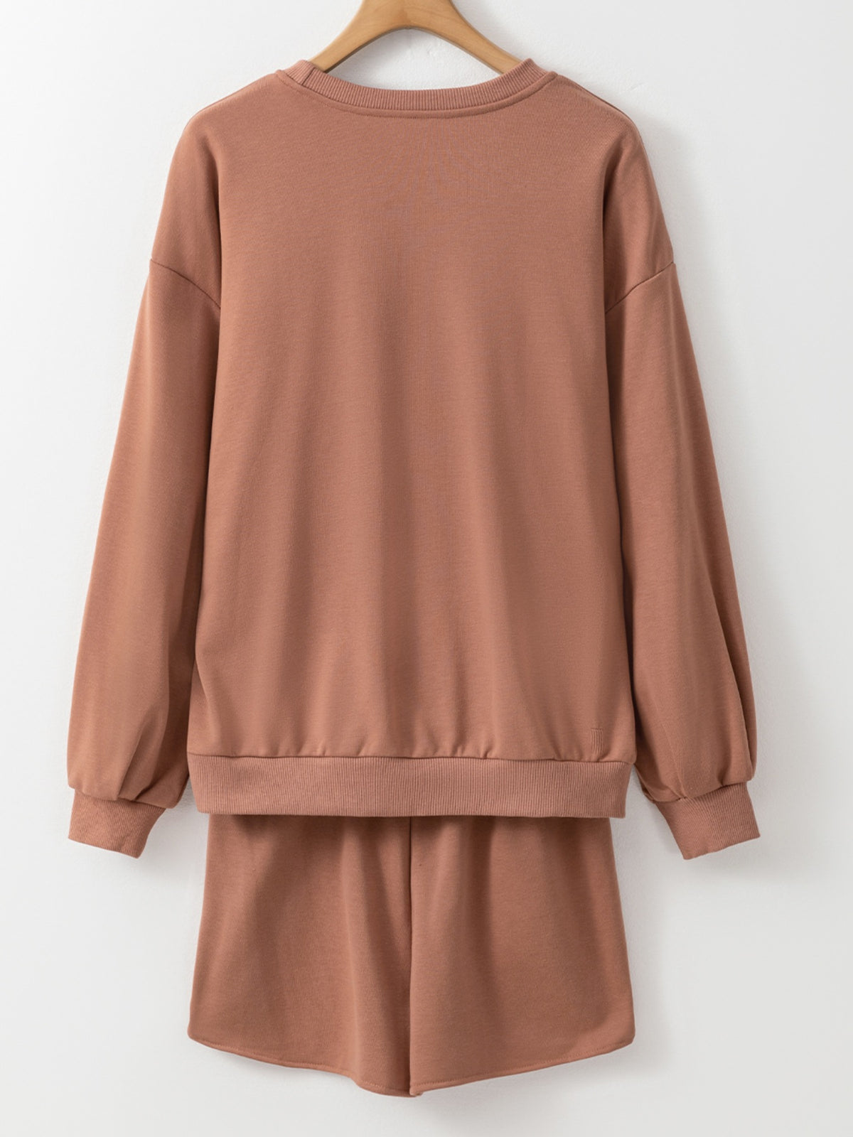 Sweatshirt and shorts set sequin close up