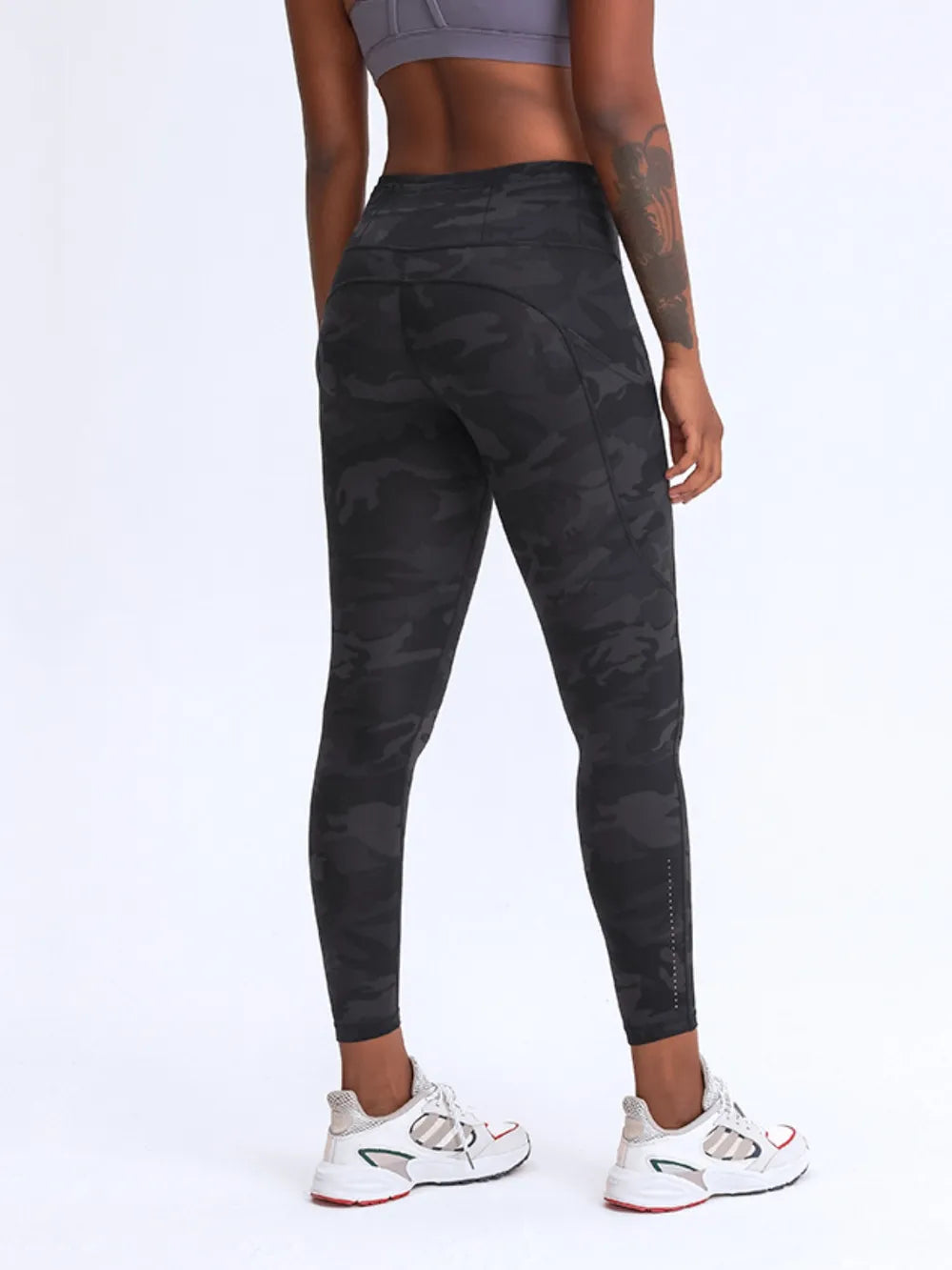 Pocket leggings leg detail