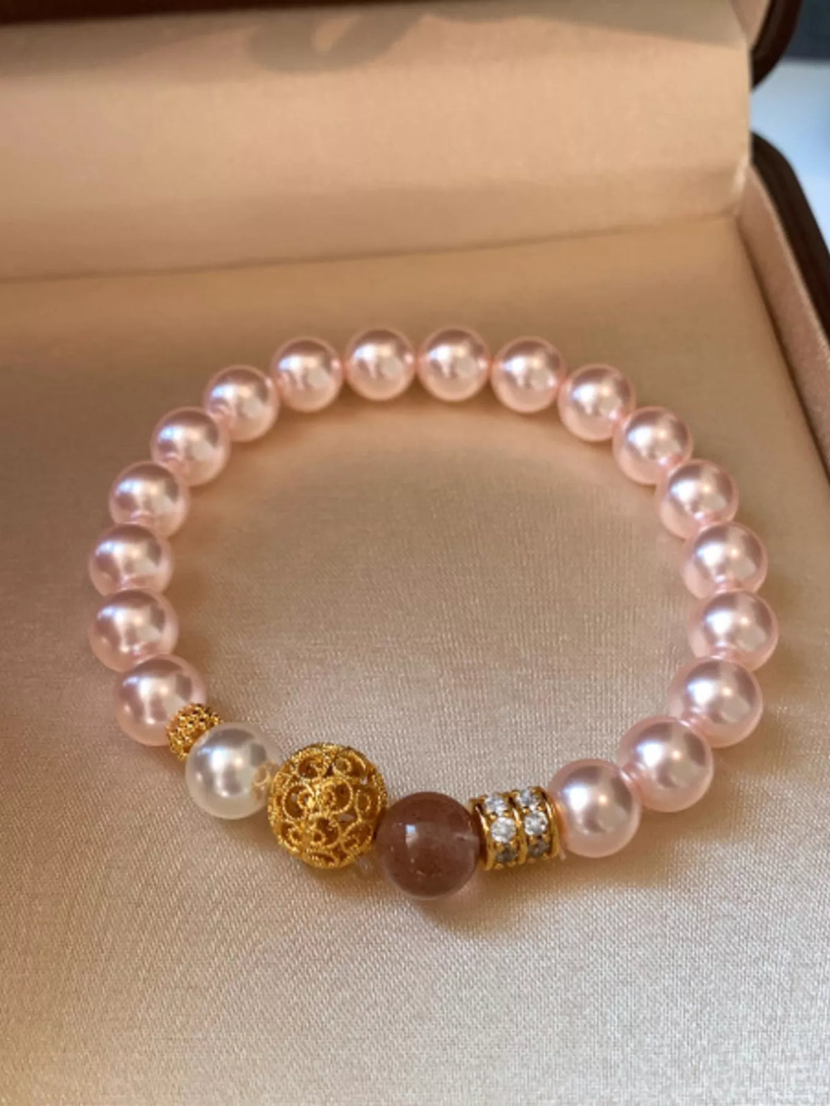 Pearl beaded bracelet in white