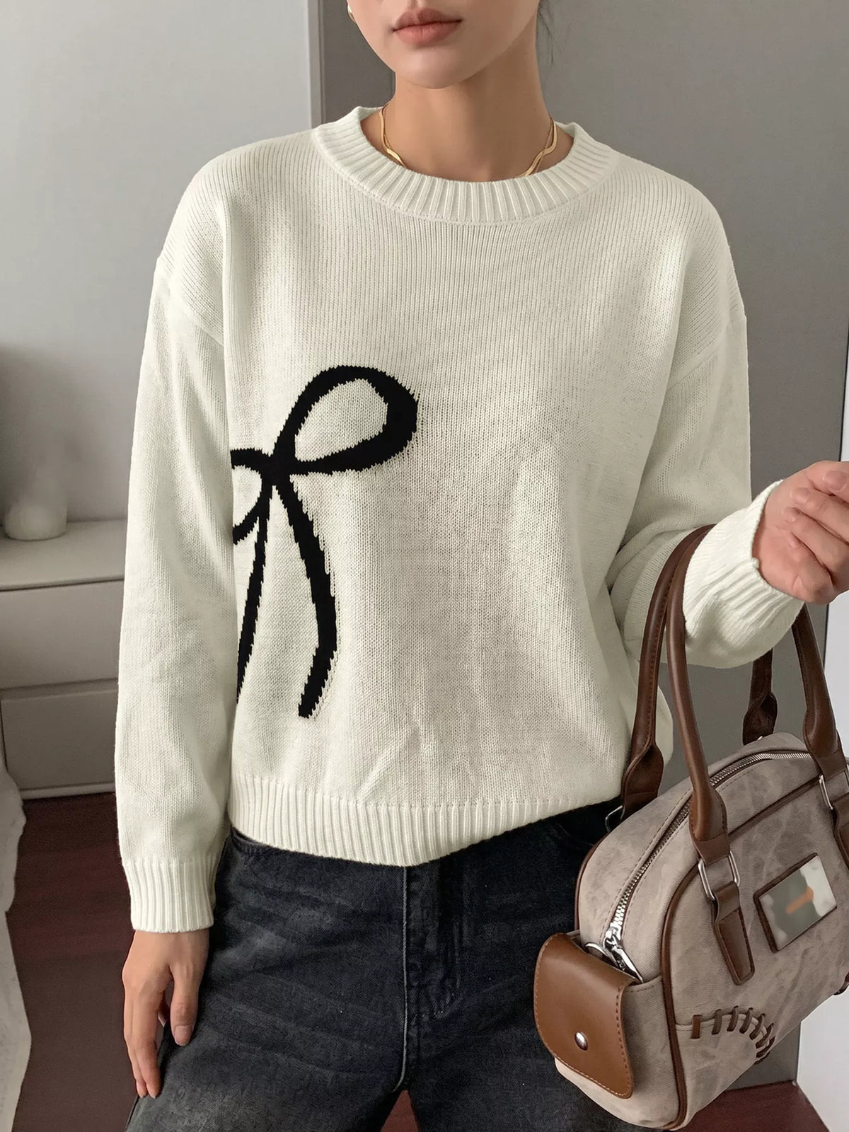 Bow graphic knit sweater motif detail