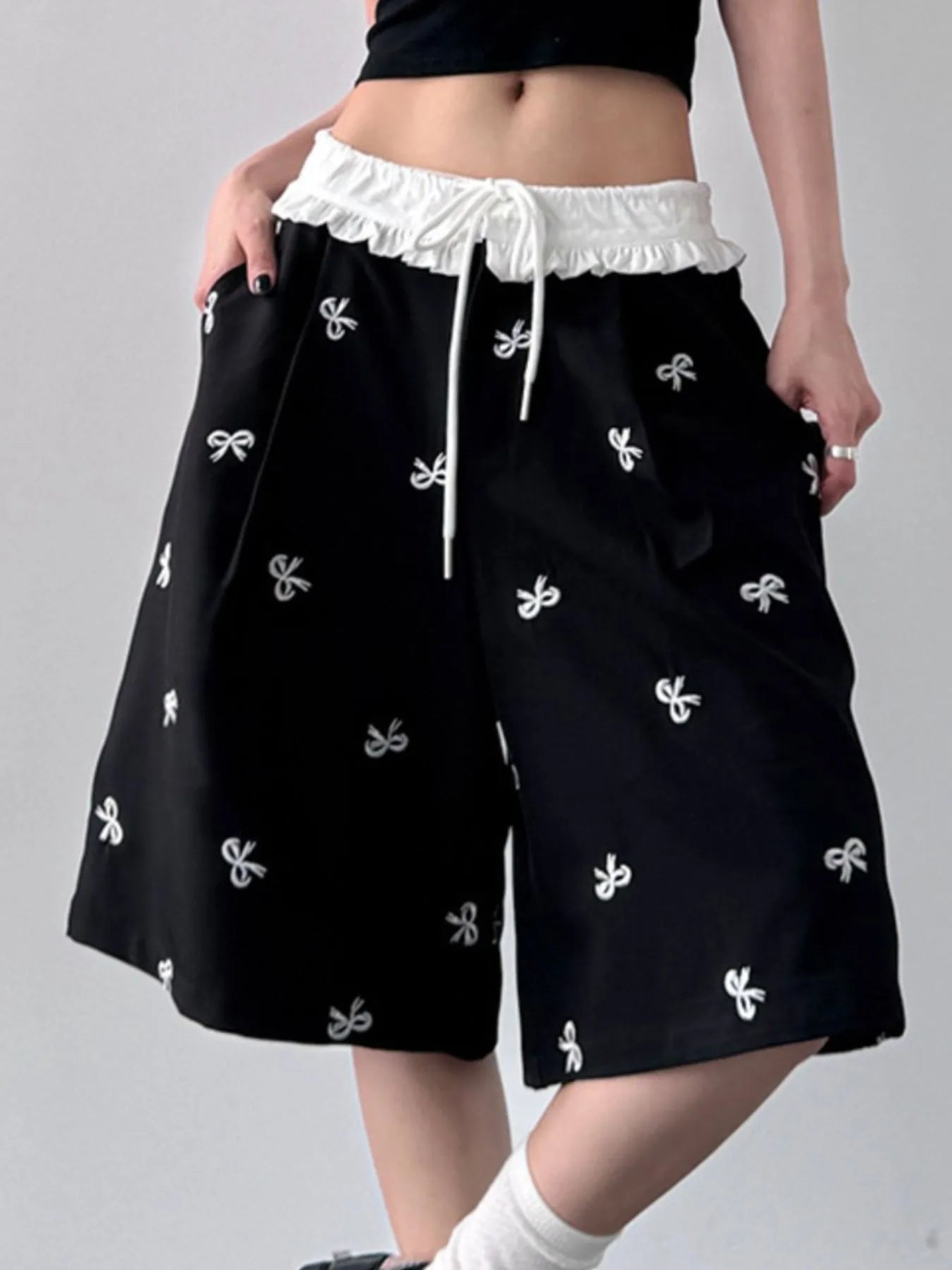 Bow Print Wide Leg Shorts with Contrast Ruffle Waistband - Fashorio