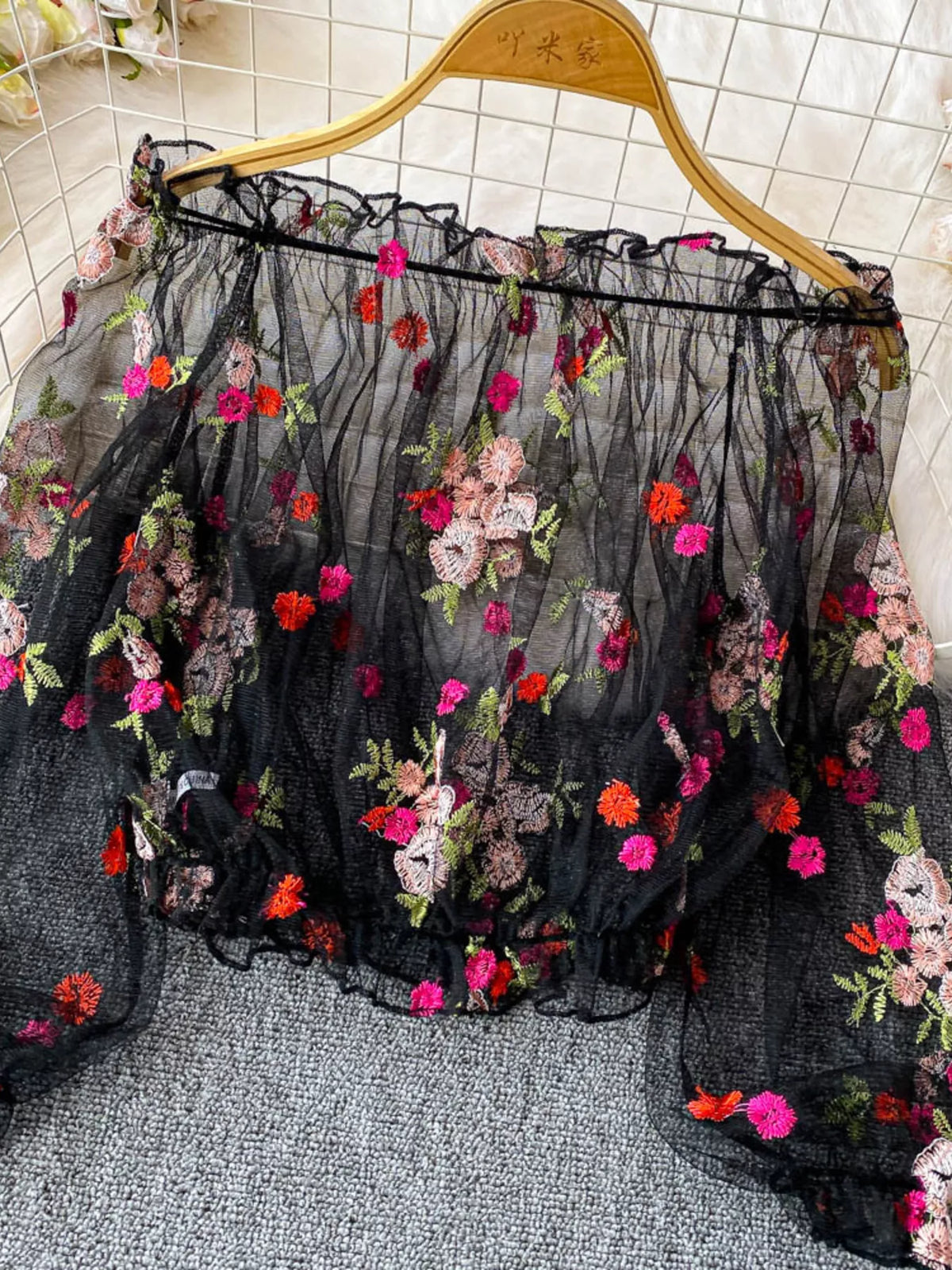 Off shoulder neckline detail