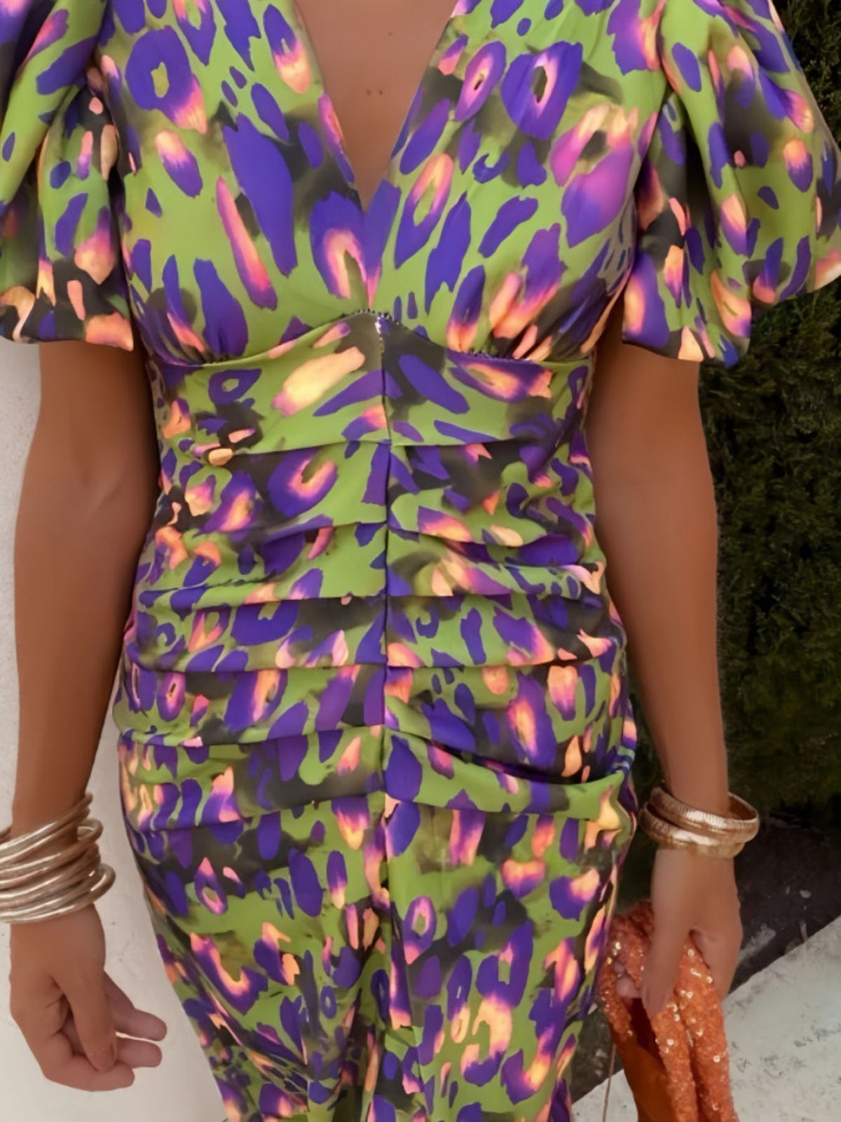 Detail of the V neckline