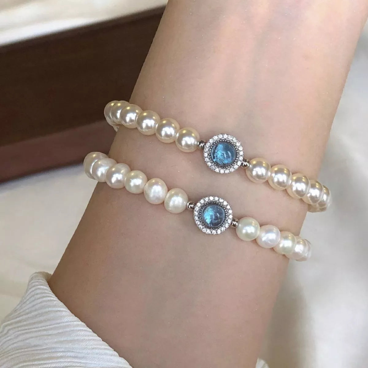 White sterling silver zircon pearl bracelet, detail view