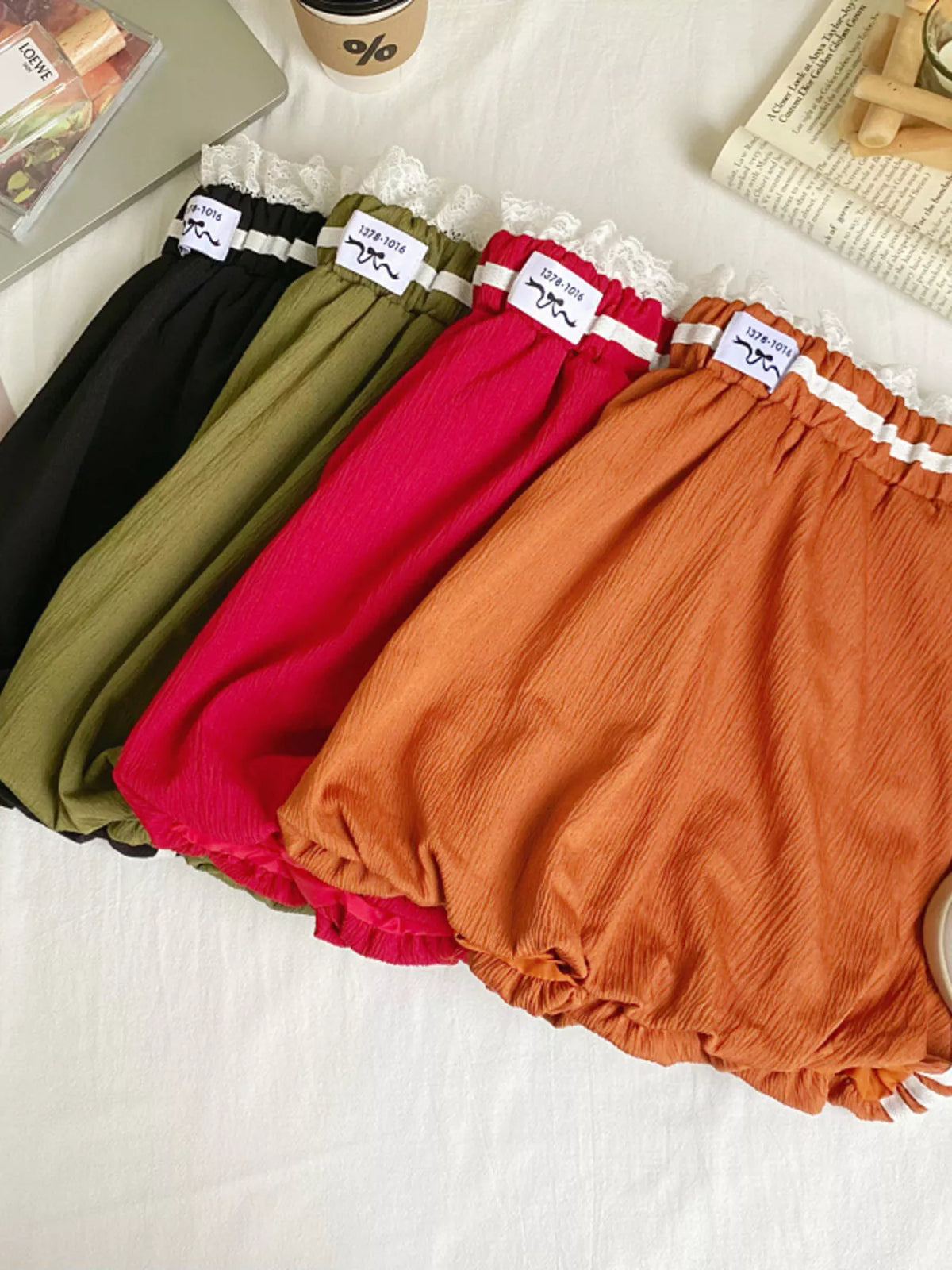 Lace trim elastic waist mini skirt styling detail