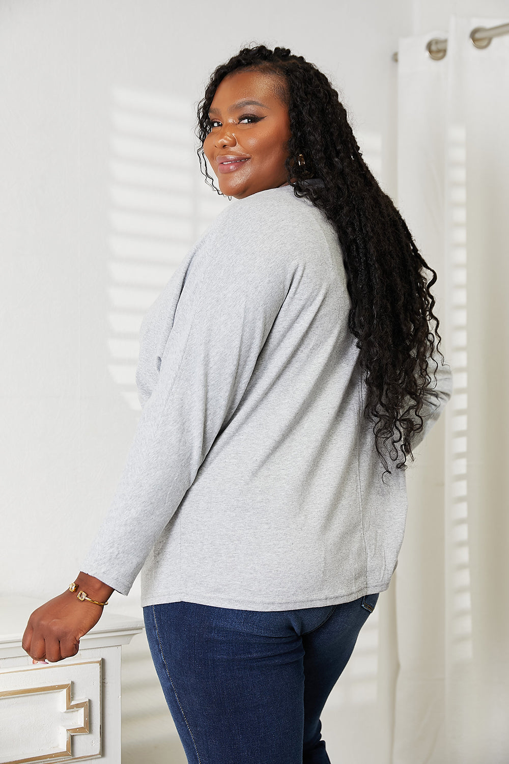 Round neck basic top hem detail