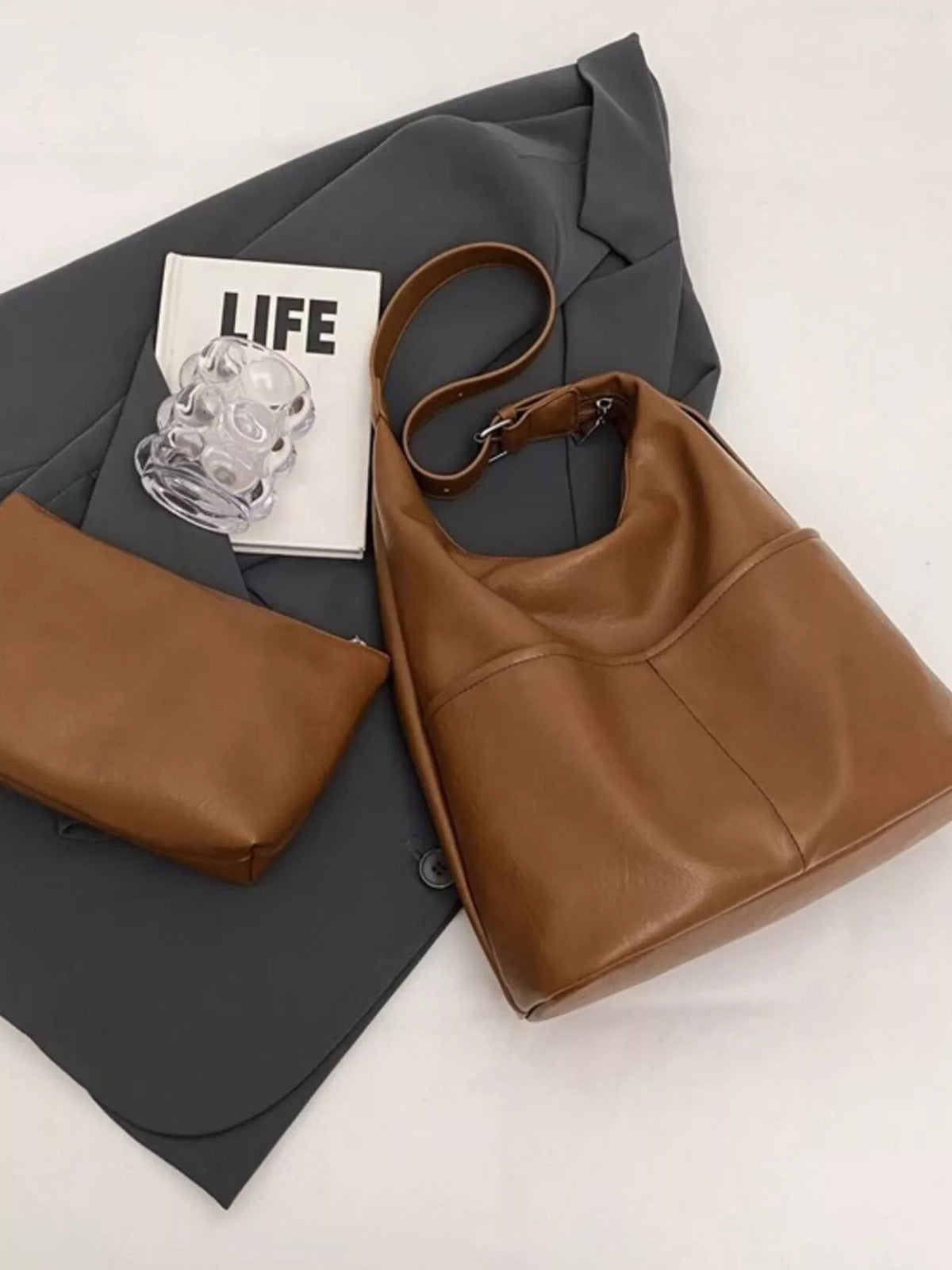 Leather shoulder bag side profile