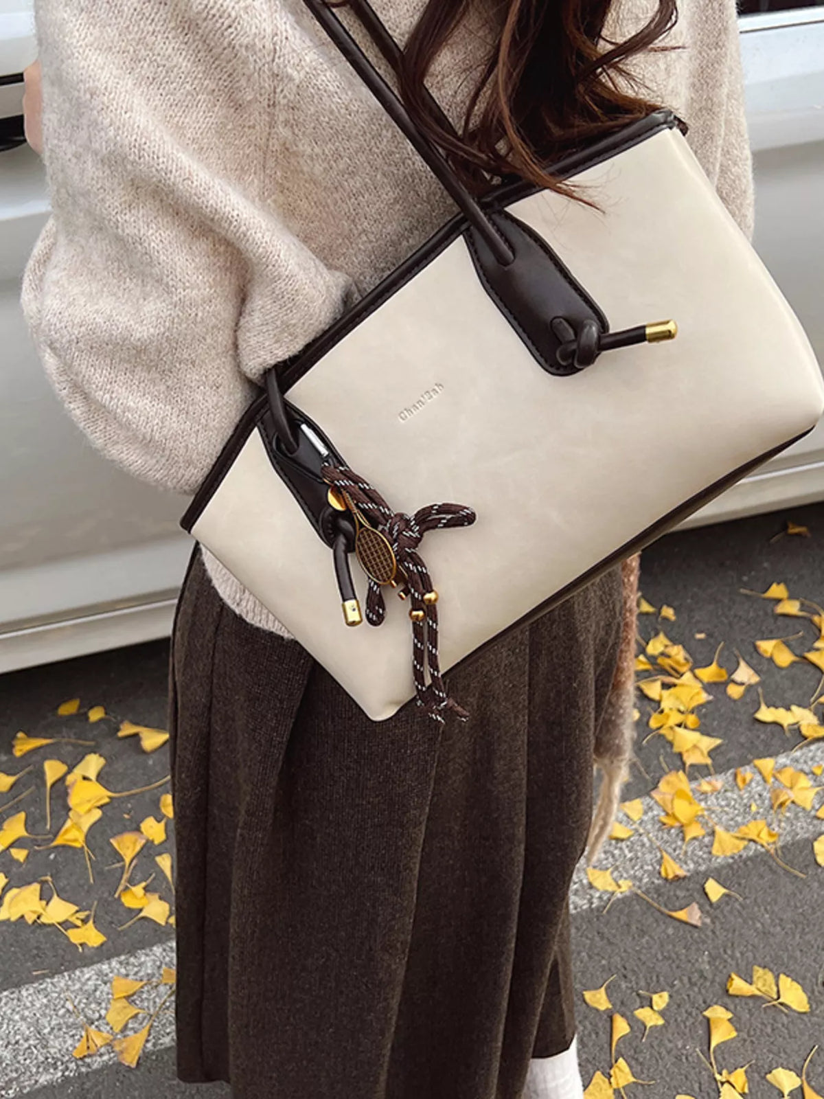 Leather shoulder bag in beige