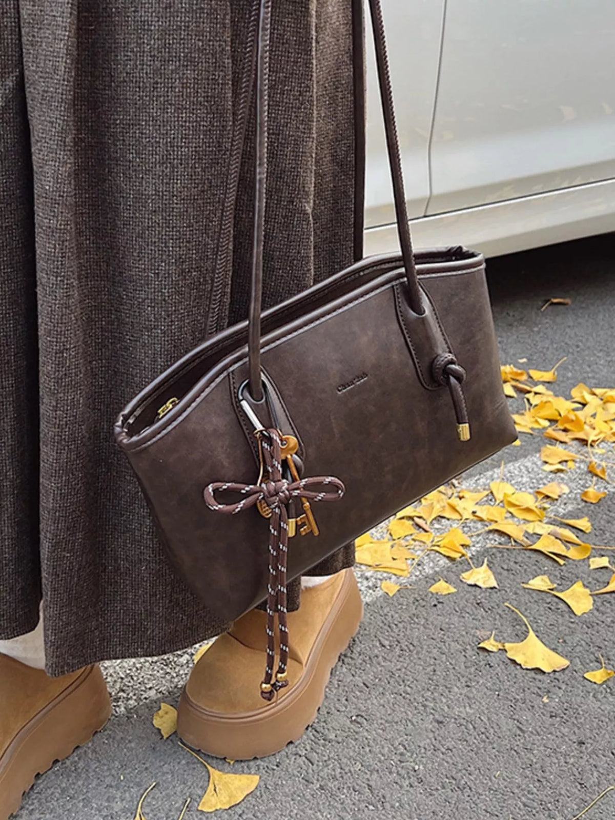 Leather shoulder bag strap detail