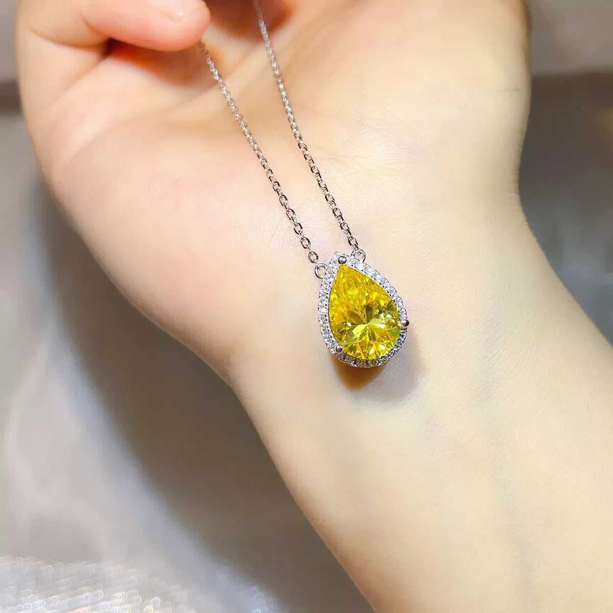 5 carat moissanite pendant stone close up